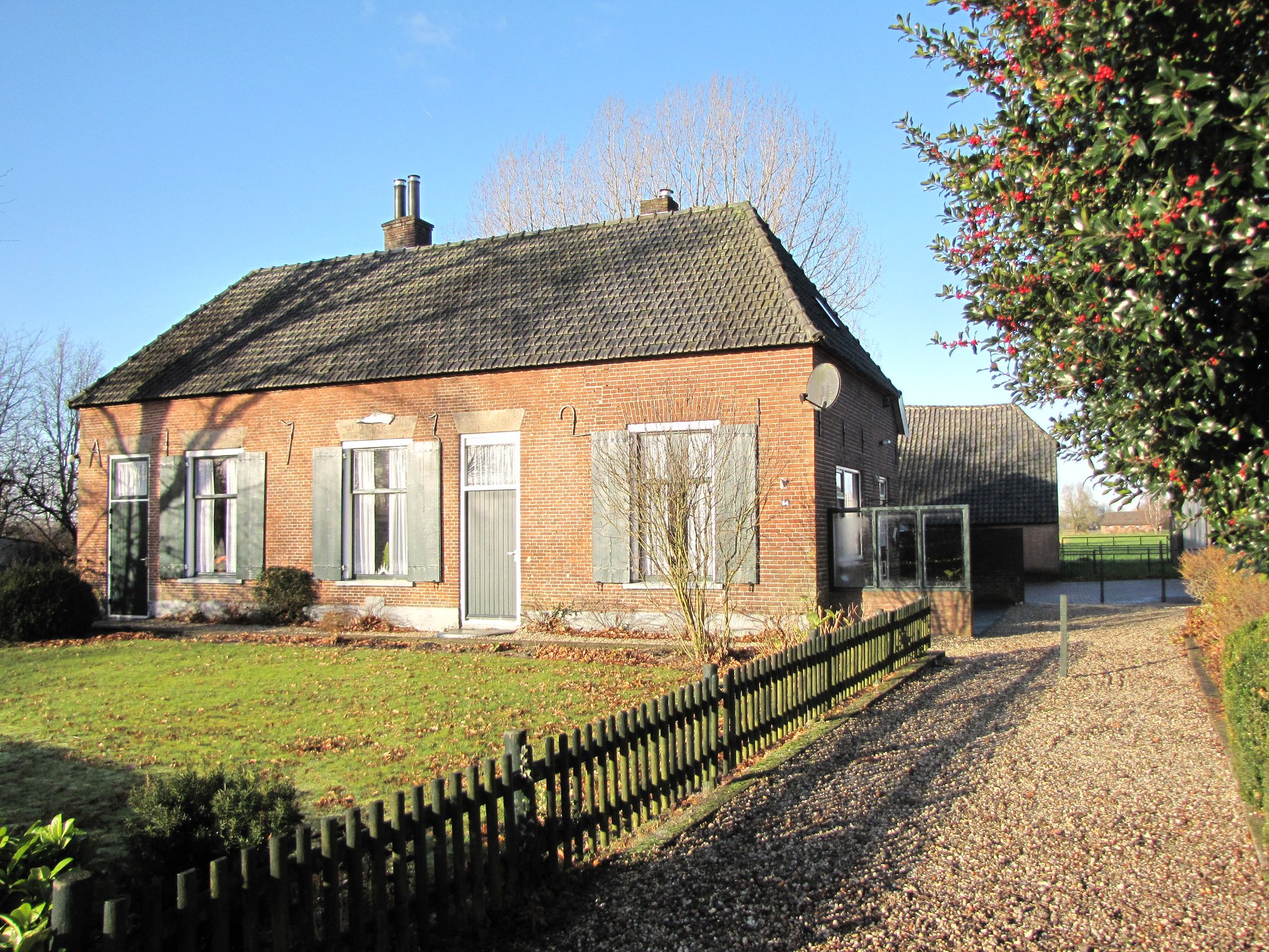 T-boerderij met voorhuis uit 1732 en achterhuis uit 18e eeuw aan de Hullerweg Nunspeet