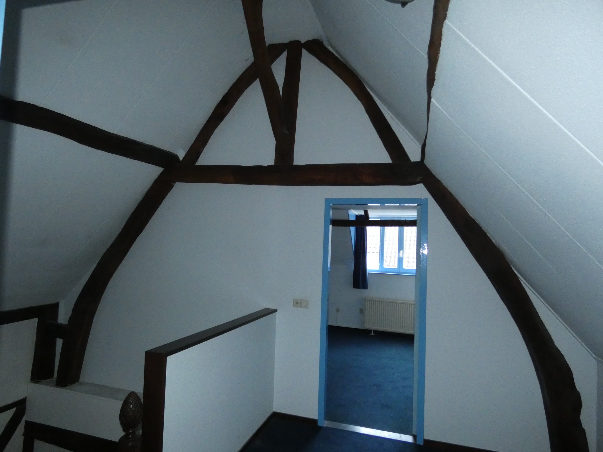 Een van de eikenhouten spanten. 