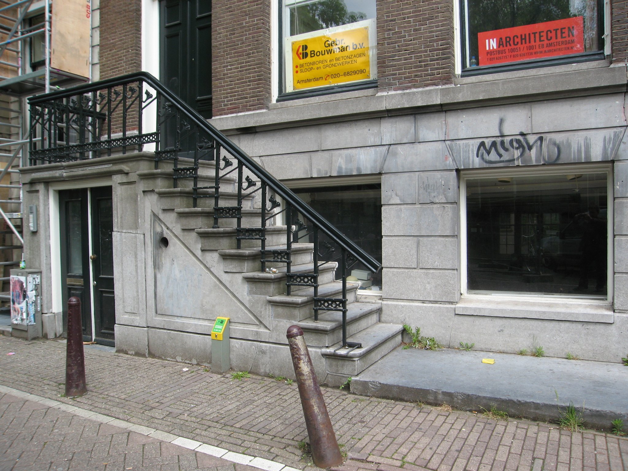 Detail van de stoep. 