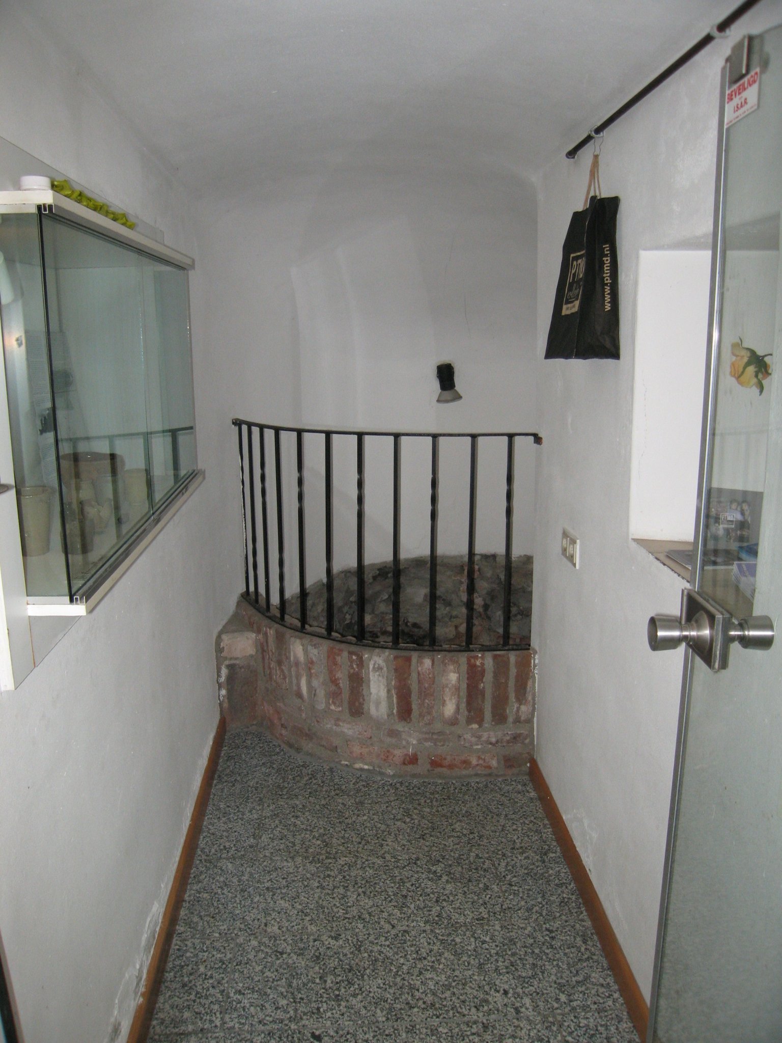 Middeleeuwse waterput in de kelder. 