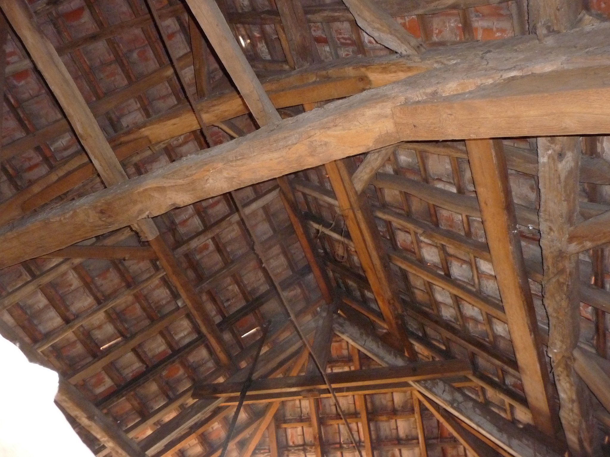 Eiken spanten, in de twintigste eeuw deels vervangen.