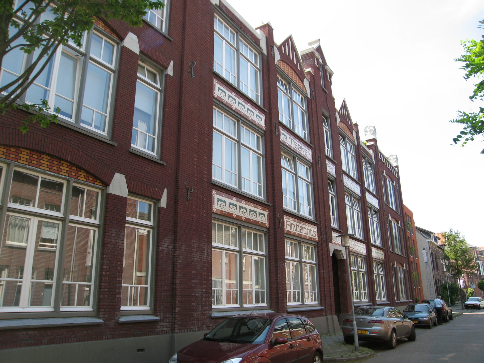 De gereconstrueerde Teeken- en Ambachtschool aan de Sint Catharinastraat, met hergebruik oude onderdelen. 