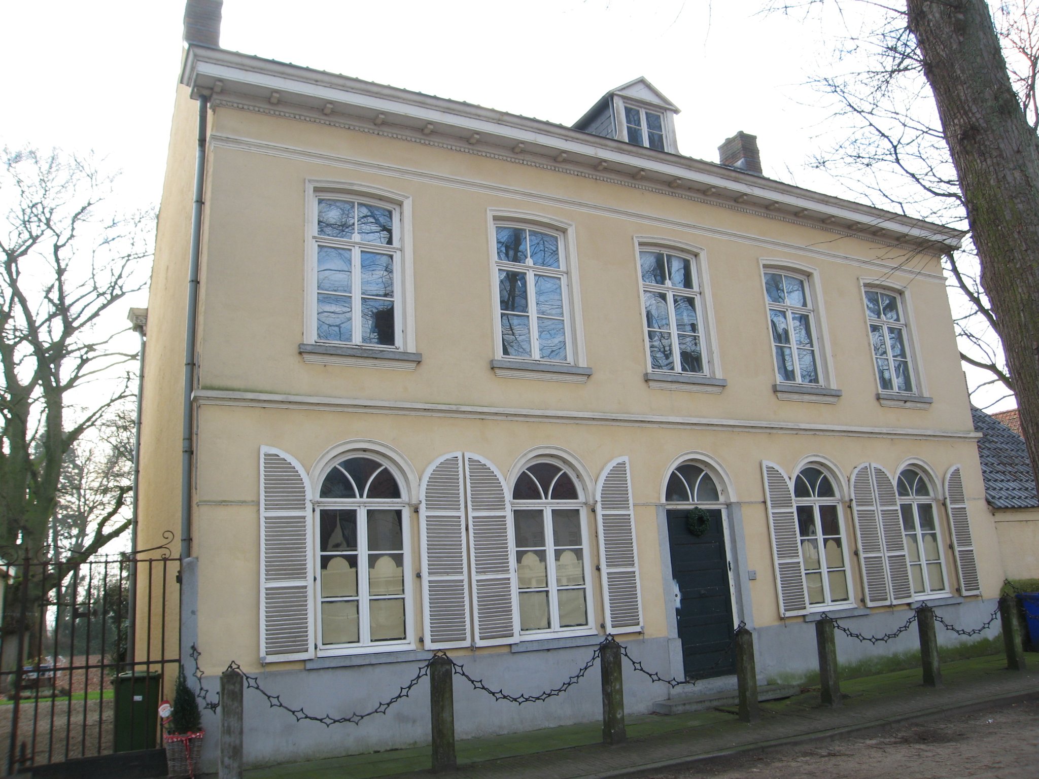 Herenhuisuit circa 1840  aan het Dorpsplein te Zuiddorpe. 