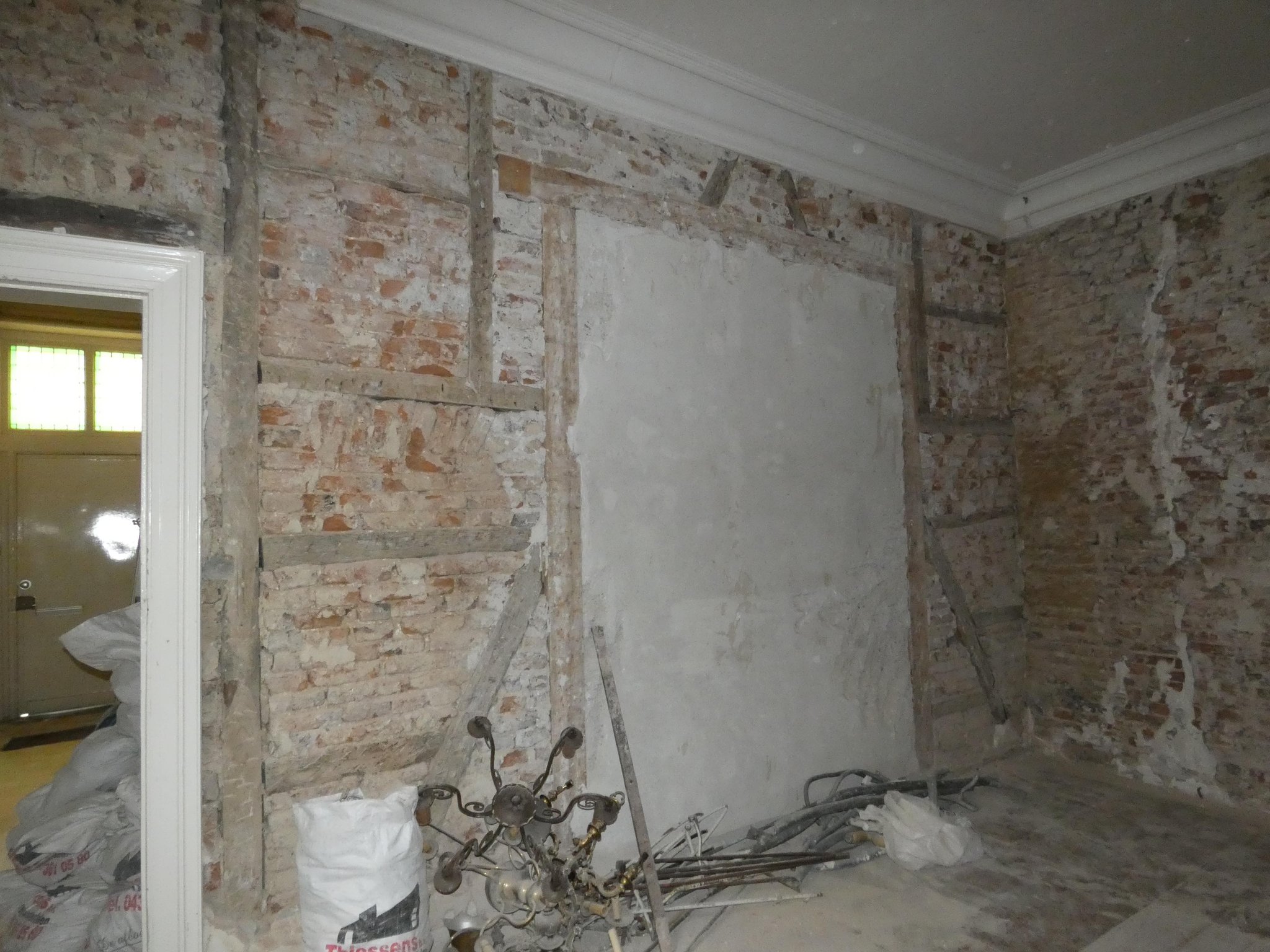 Vakwerkwand tussen de twee oostelijke vertrekken. Hierin is rond 1900 een porte-brisée aangebracht. 