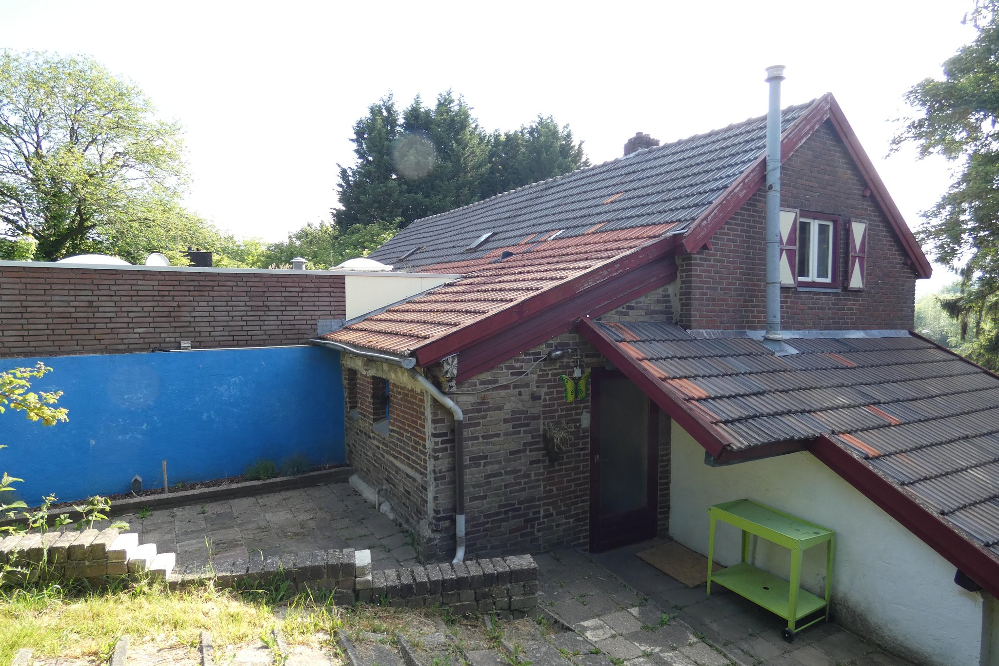 Achterzijde. Diverse panden die na de aanwijzing als rijksmonument zijn toegevoegd. Het dak is nadien ook volledig vernieuwd (inclusief kap).