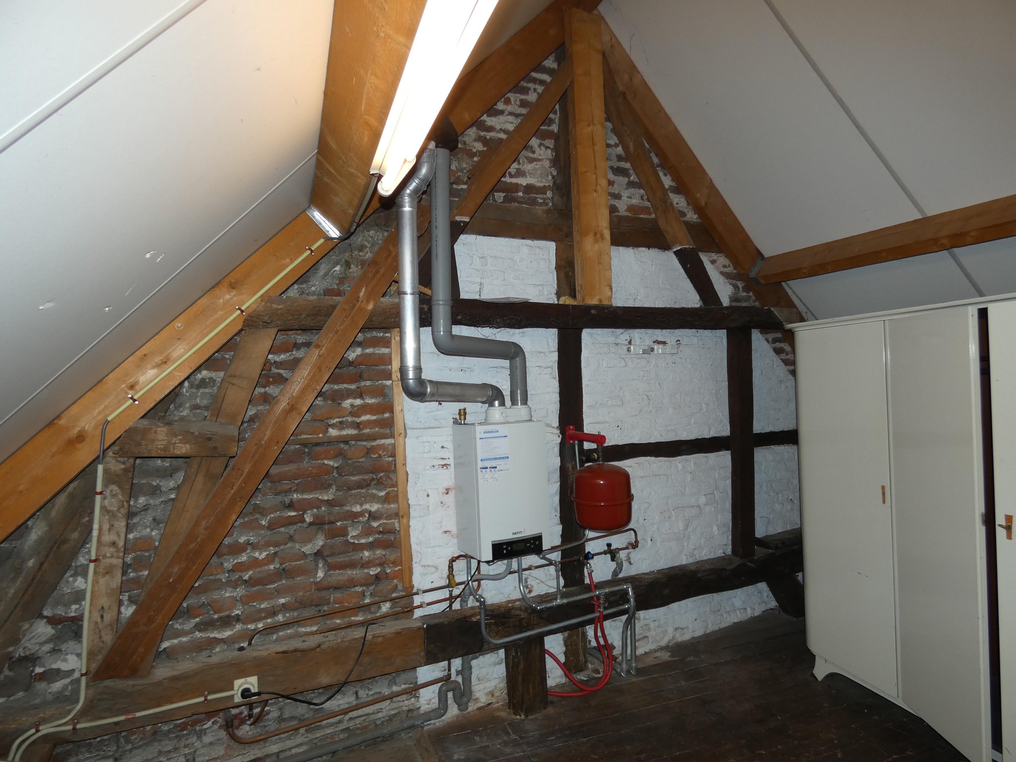 Twee achter elkaar geplaatste gebinten, zichtbaar op de zolder van nummer 57.