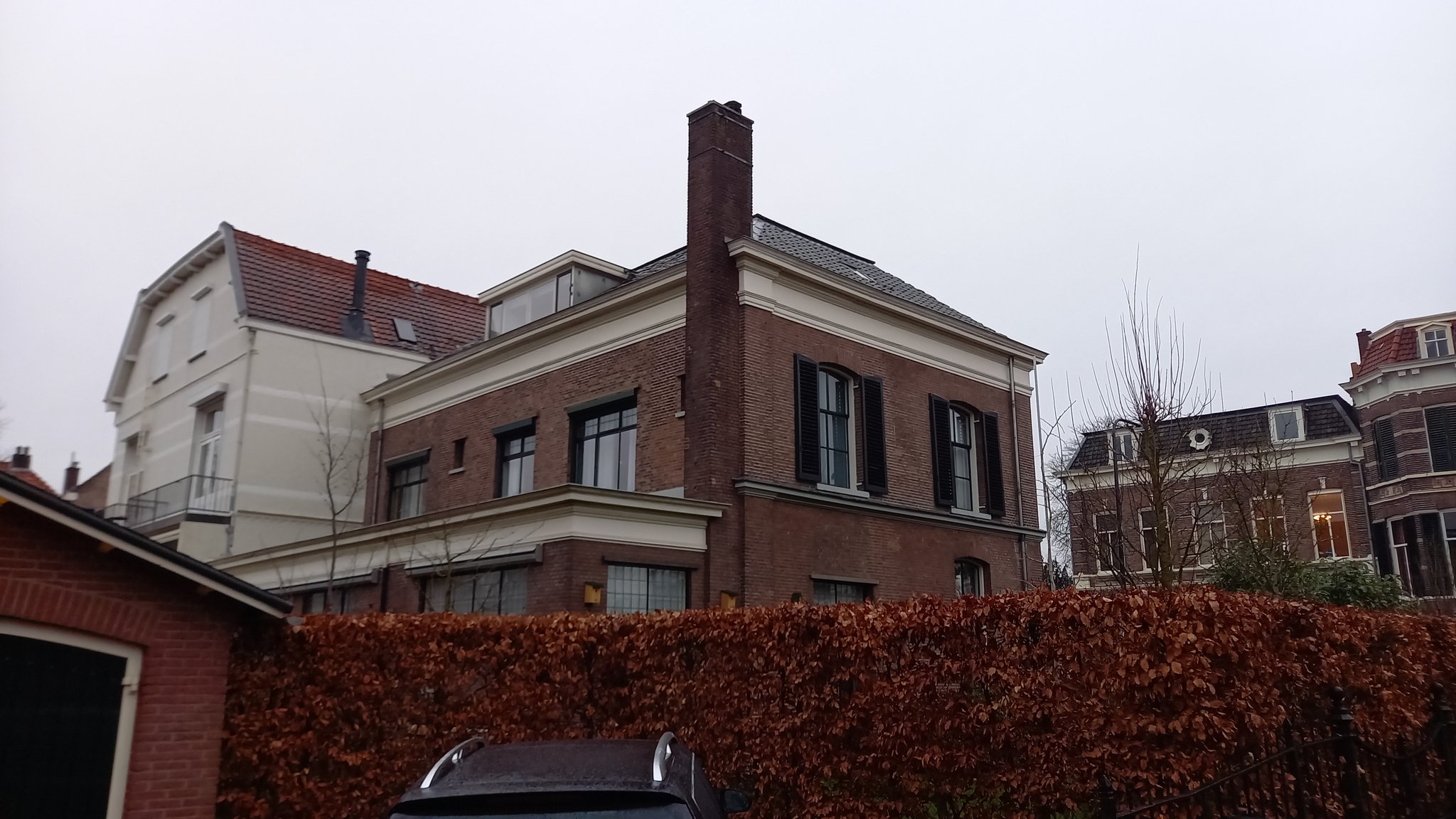 De achterzijde van het pand. De aanbouw is in de huidige opzet ontstaan in 1938 en 1957.