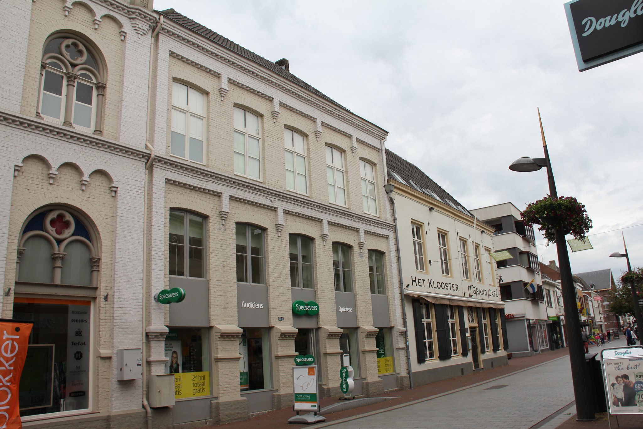 Rechter geveldeel van het klooster aan de Langstraat