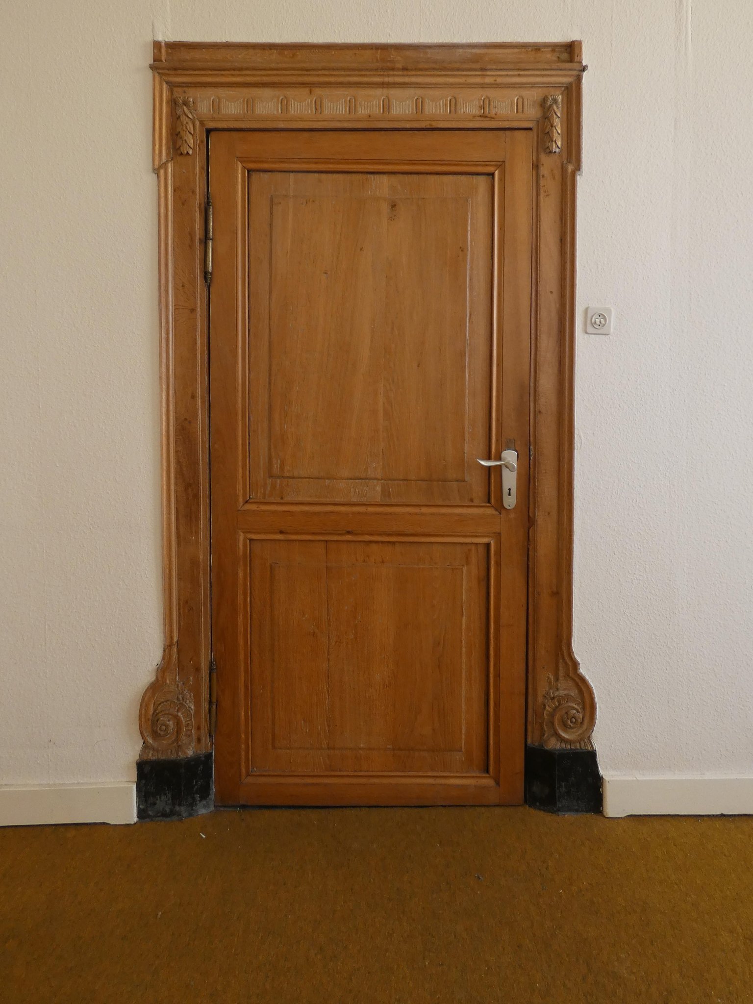 Laat-achttiende-eeuwse deur in de grote salon.