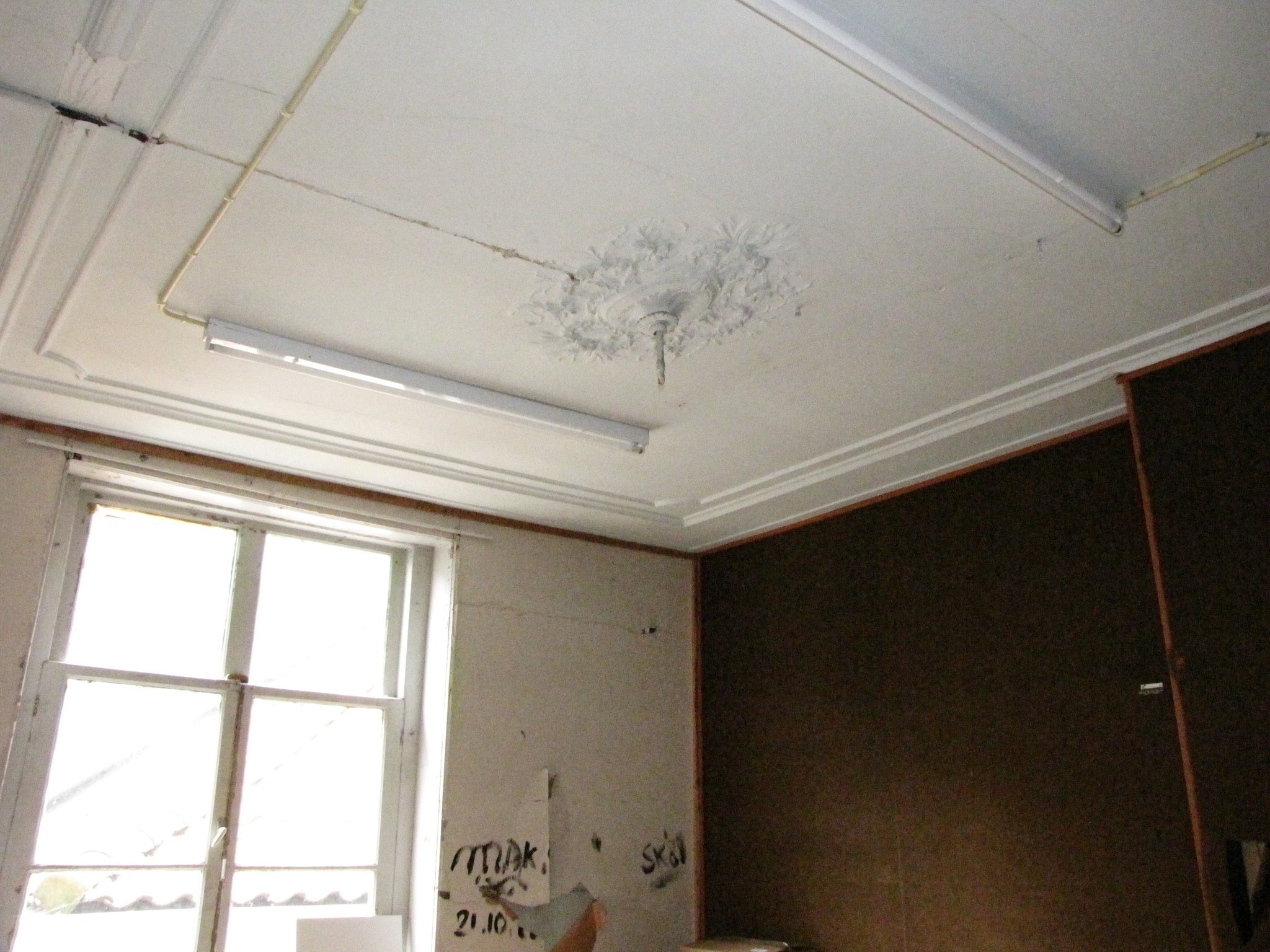 Decoratief laat-negentiende-eeuws stucplafond op de verdieping. 