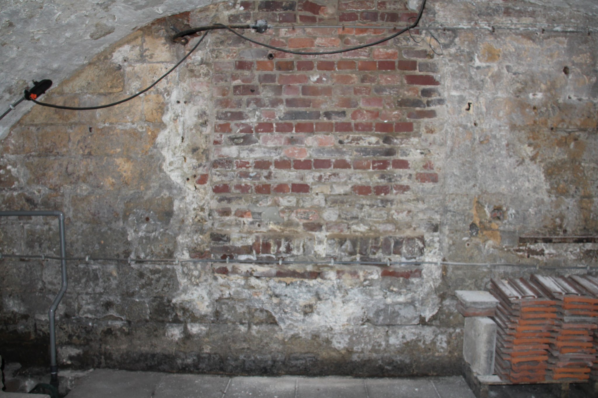 Mergelstenen kelderstructuur met dichtgemetselde doorgang: laatmiddeleeuwse kelder. 