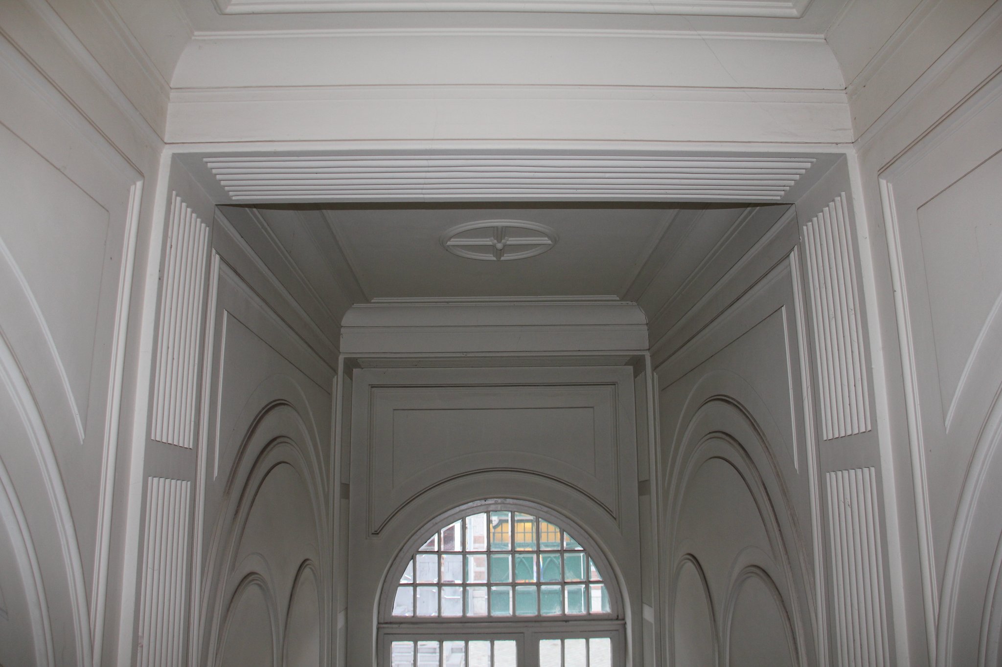 De hal, gezien vanaf het trappenhuis. 