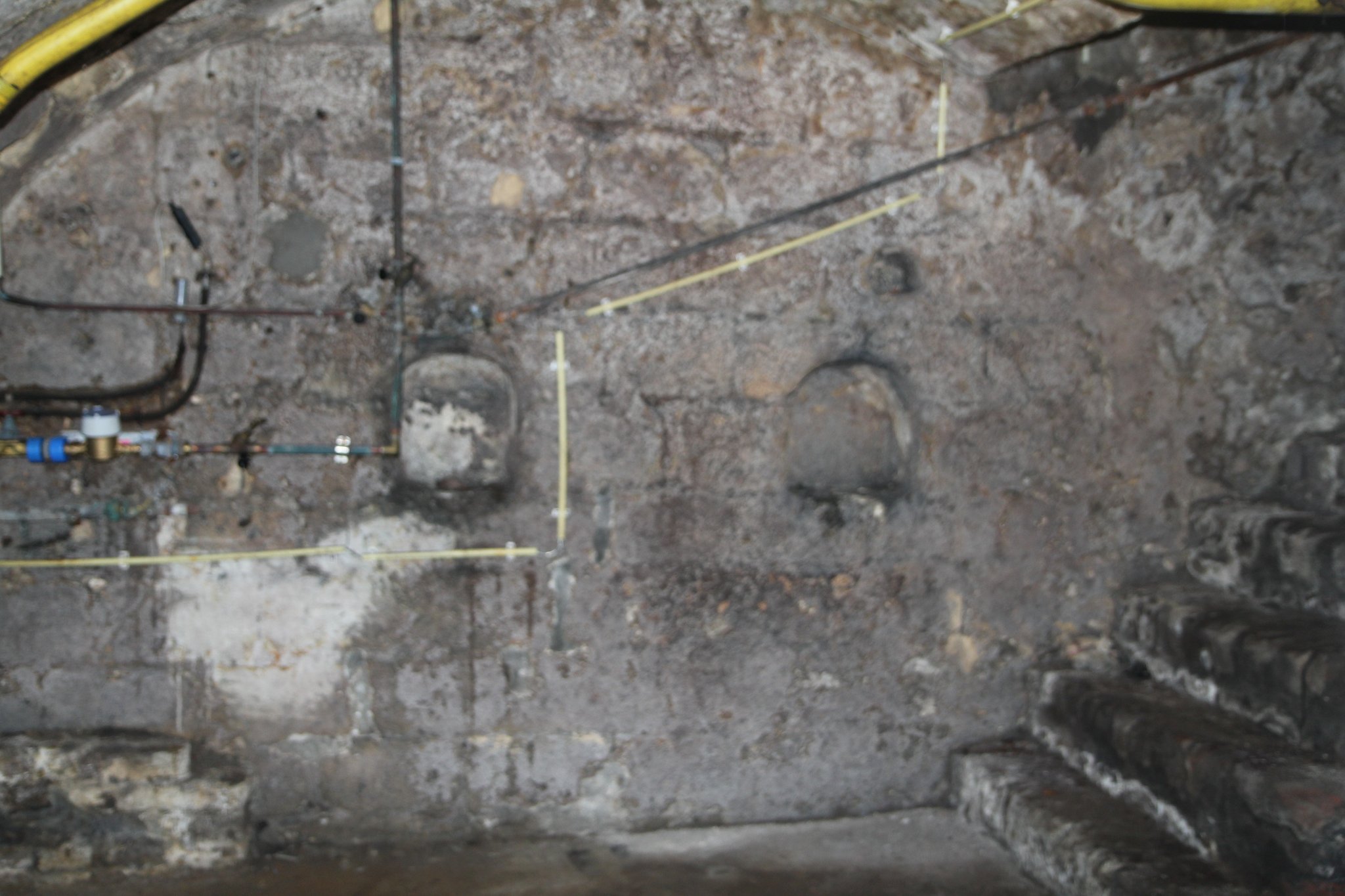 Zeventiende-eeuwse mergelstenen kelder met kaarsnissen.