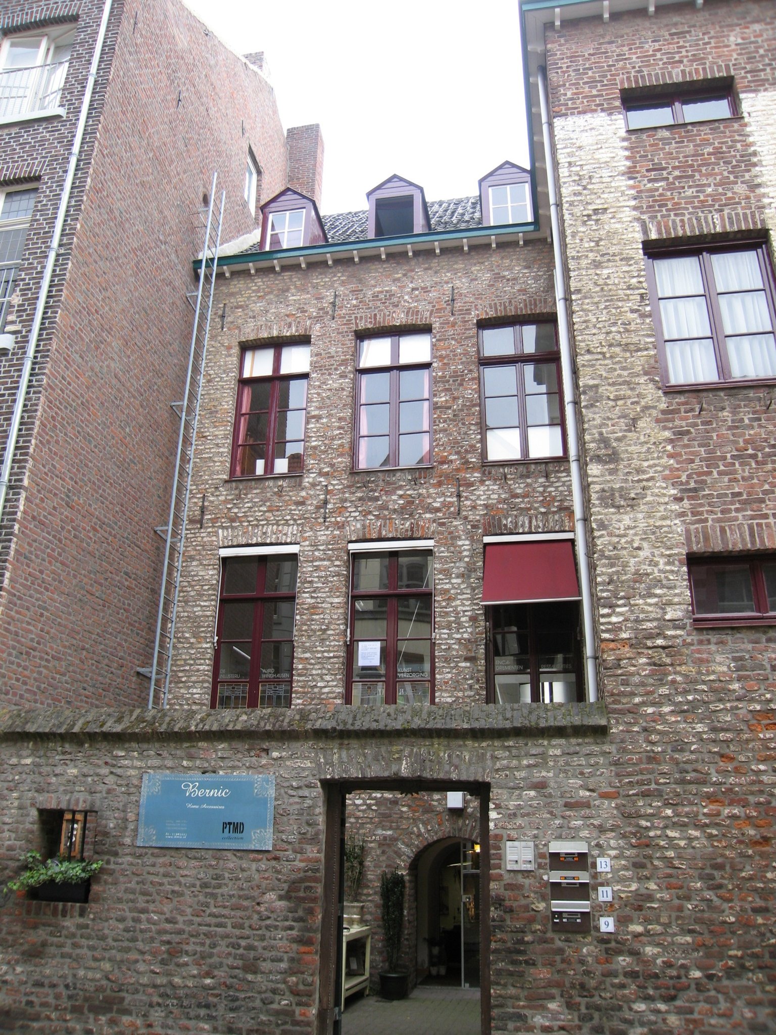 De terugliggende achtergevel aan de Luiffelstraat. 