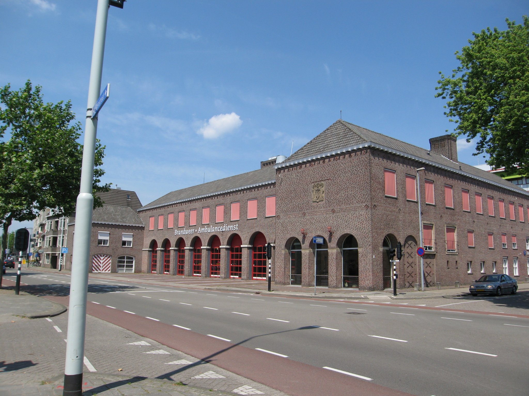 Brandweerkazerne uit 1952 aan de Edenstraat. 