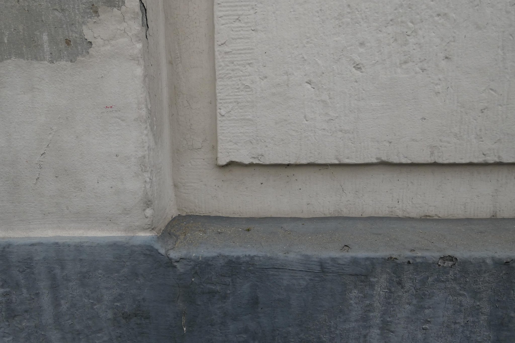 Ook achter de dikke sauslaag is het gefrijnde kaderwerk van de hardstenen façade zichtbaar. 