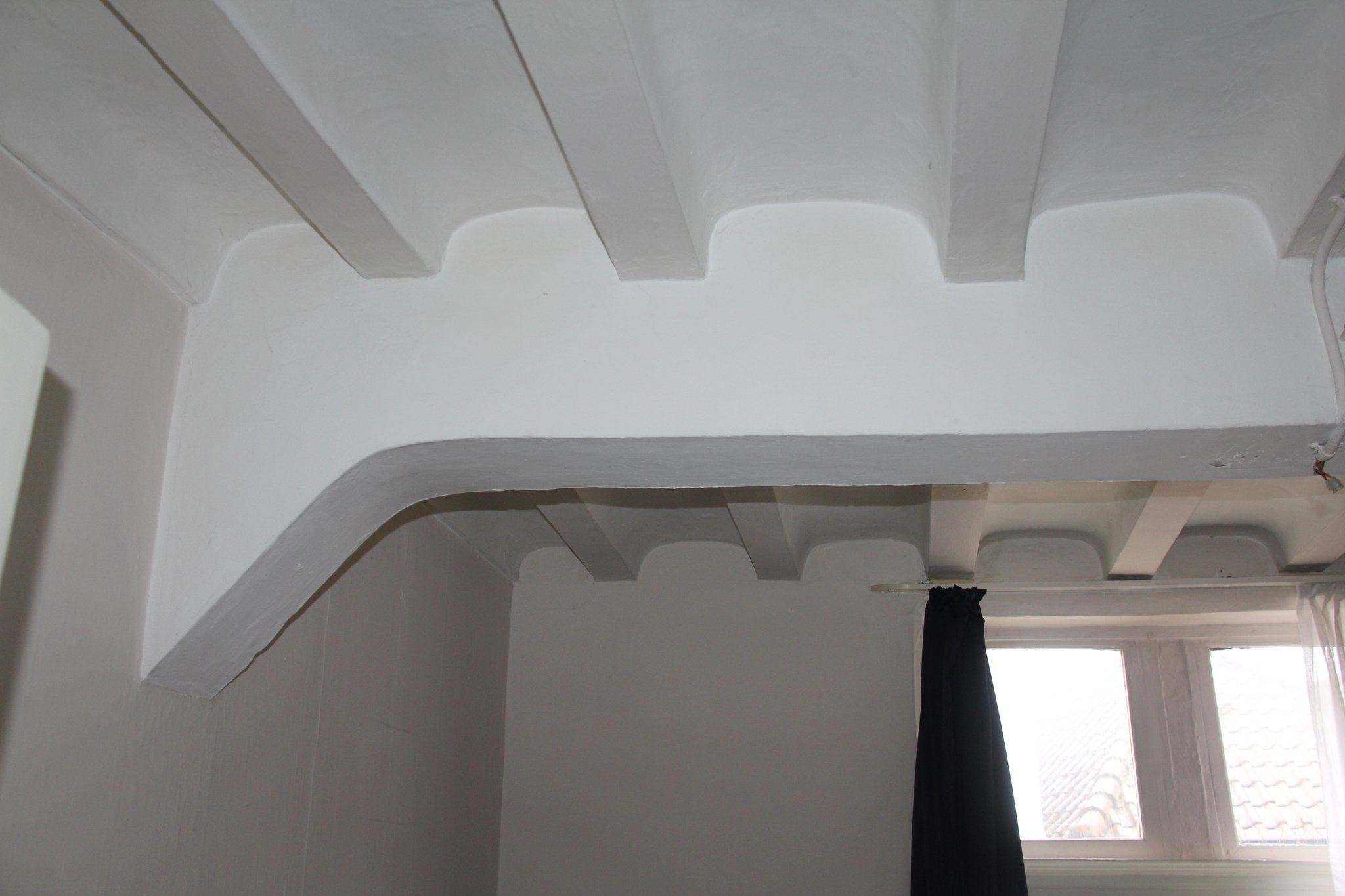 Detail van het plafond met trogjes (op eiken liggers) in de voorkamer op de eerste verdieping. 