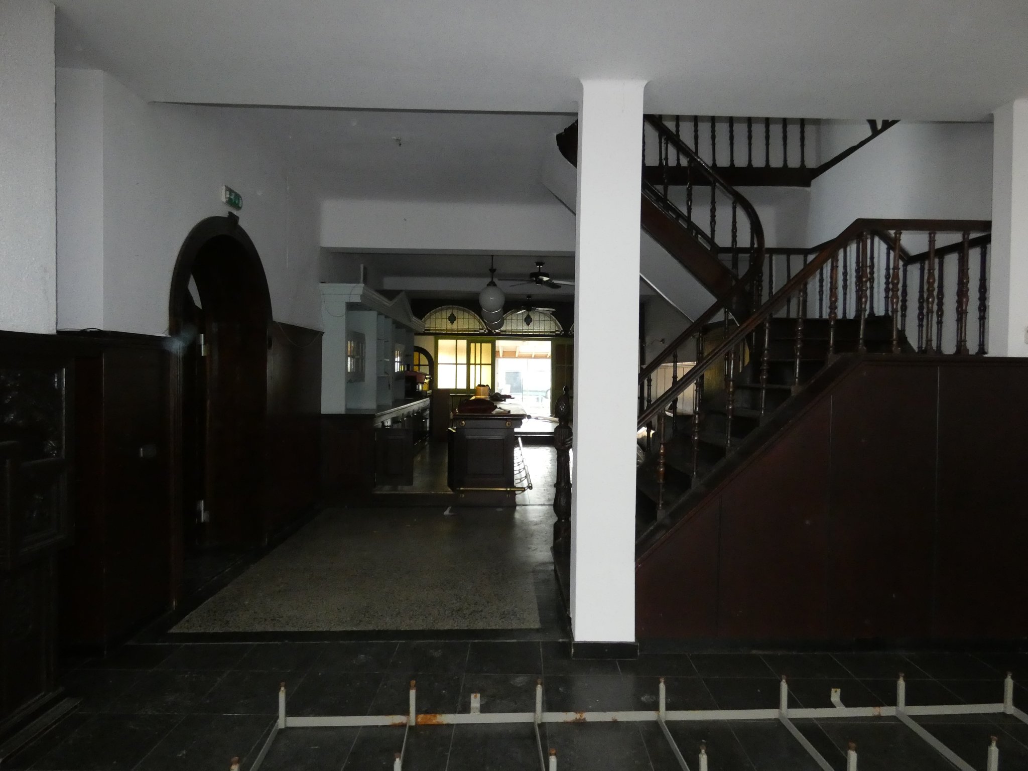 Negentiende-eeuwse trapartij en terrazovloer uit 1937.