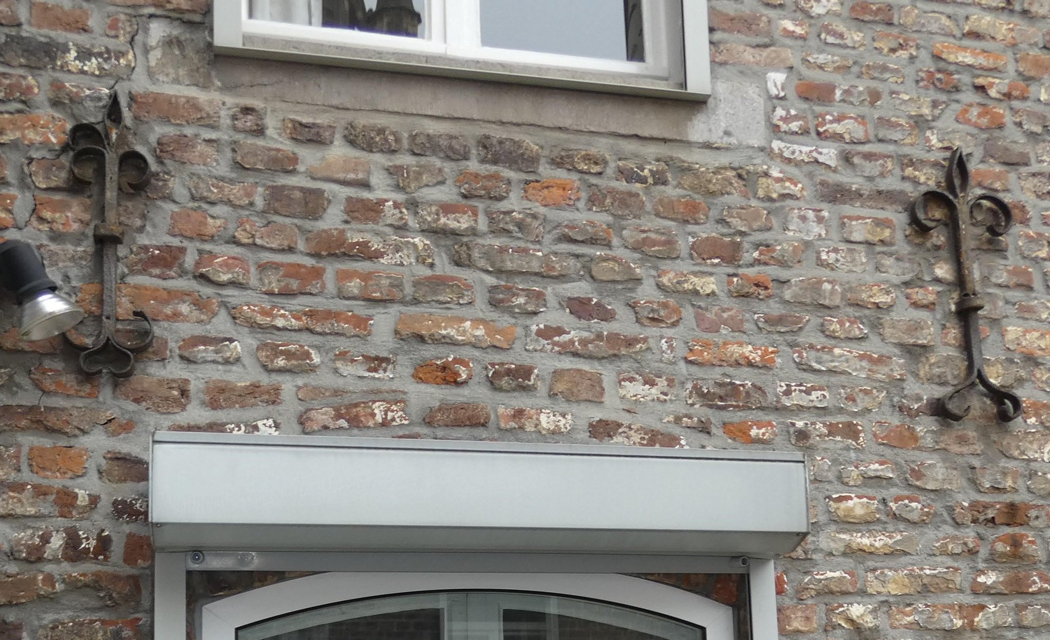 Detail van de achtergevel van nummer 53, met rijk gedetailleerde gevelankers. 