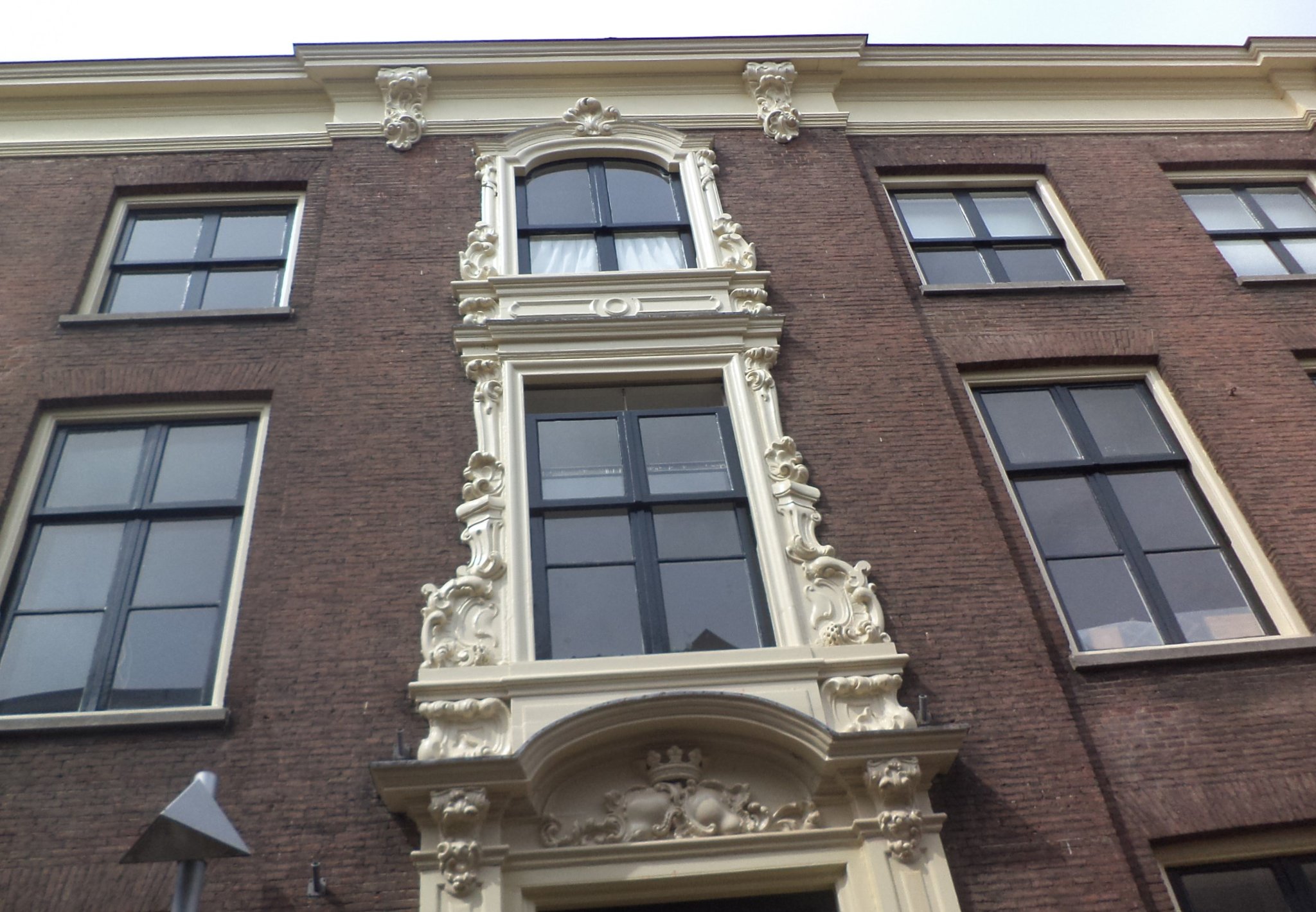 Detail van de voorgevel van Achter Mariënburg