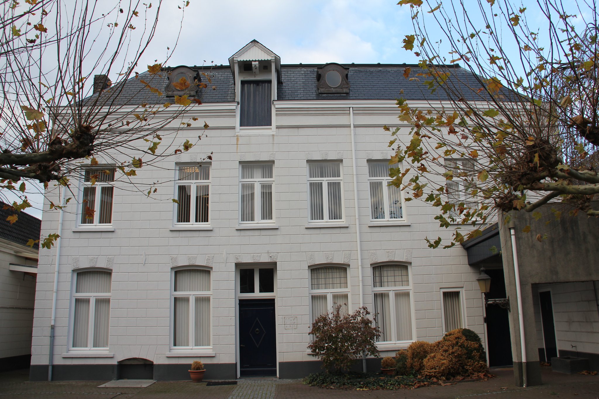 De asymmetrische achtergevel: gevolg van de oorspronkelijke opzet van het complex