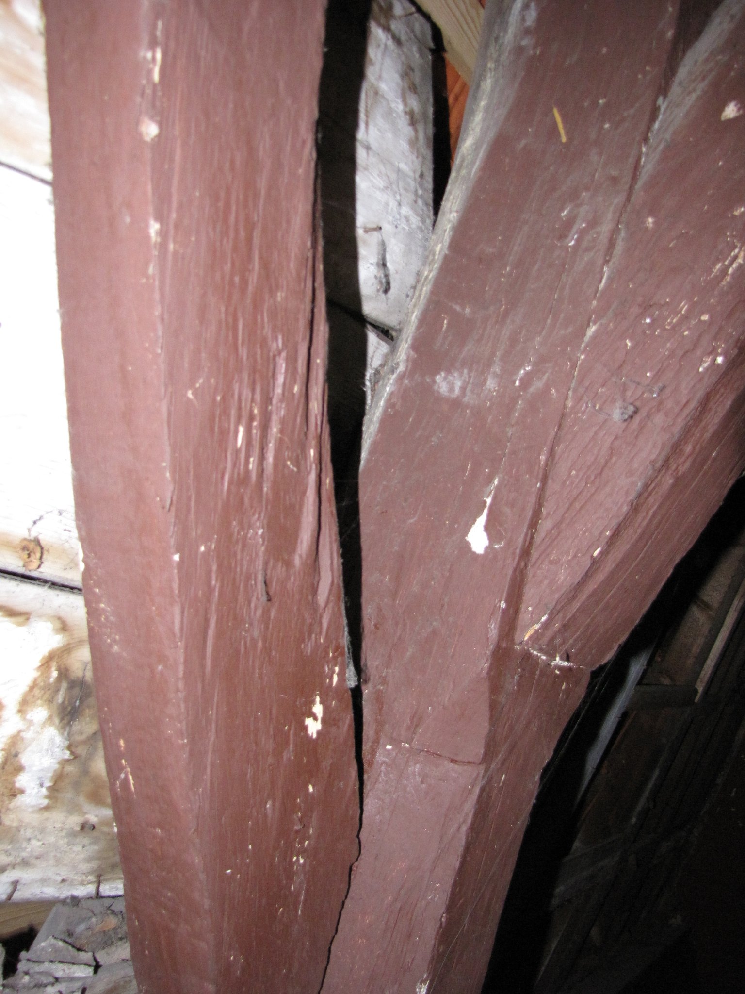 Detail van een van de eiken spantbenen (krommer) in het achterhuis, voorzien van afbiljoenen. 