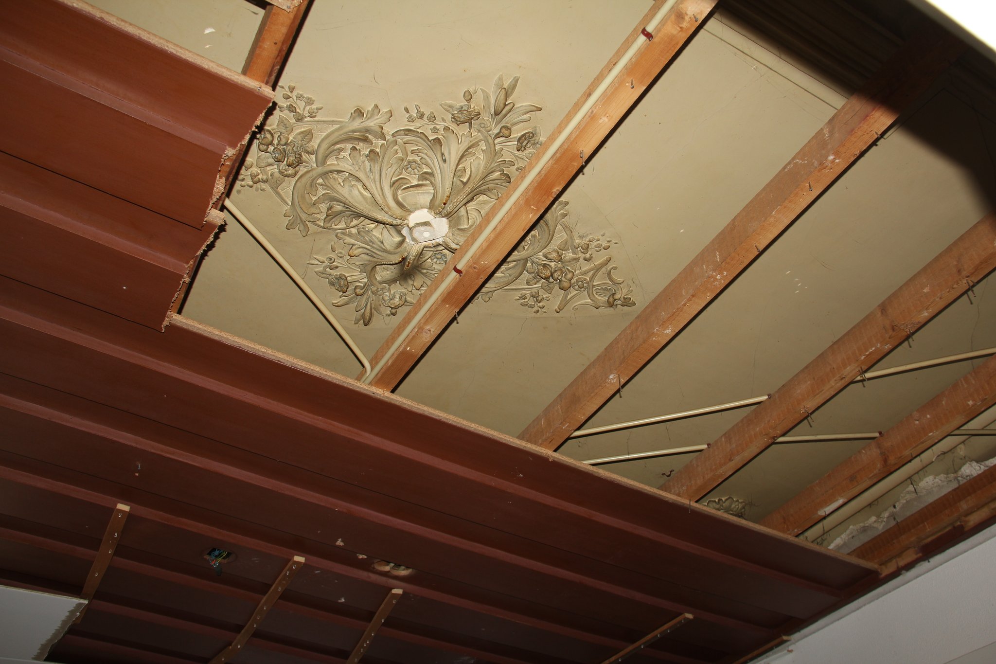 Tijdens voorbereidende werkzaamheden aangetroffen plafond.