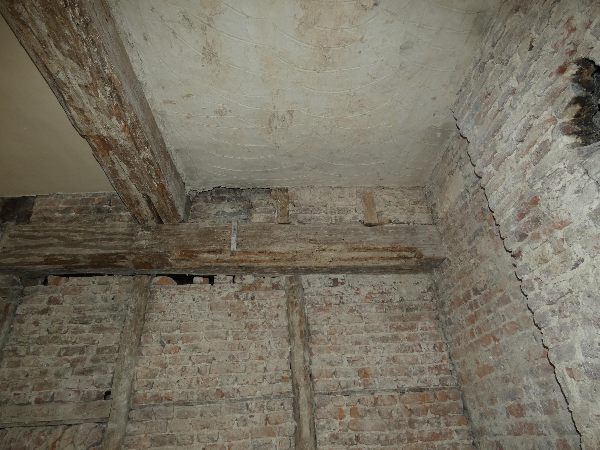 Westelijke vertrek op de verdieping. In de eiken dwarsbalk is, rechts van de moerbalk, een tweetal consoles uitgesneden.