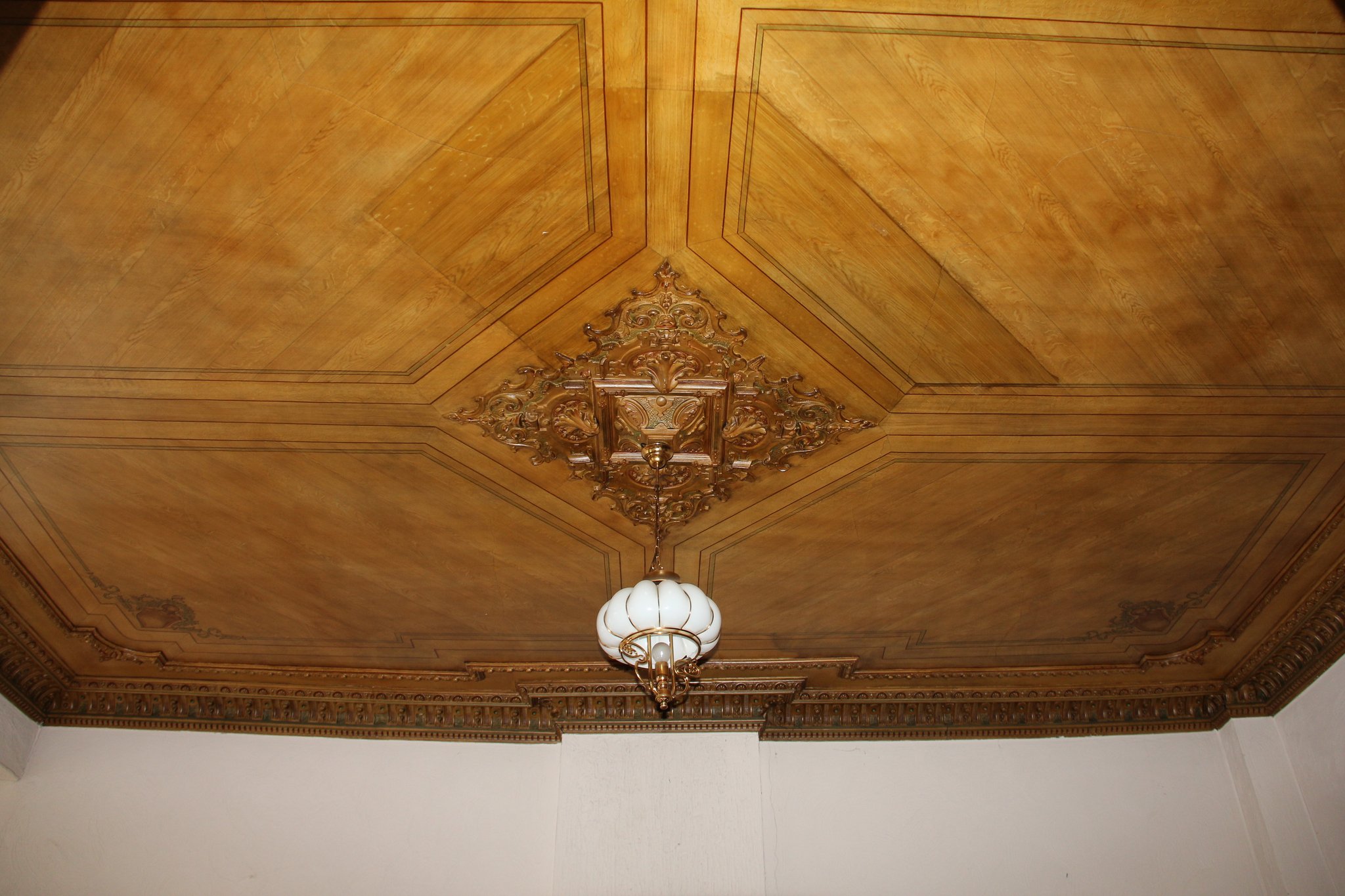 Zeldzaam 'gehout' stucplafond op de verdieping. 