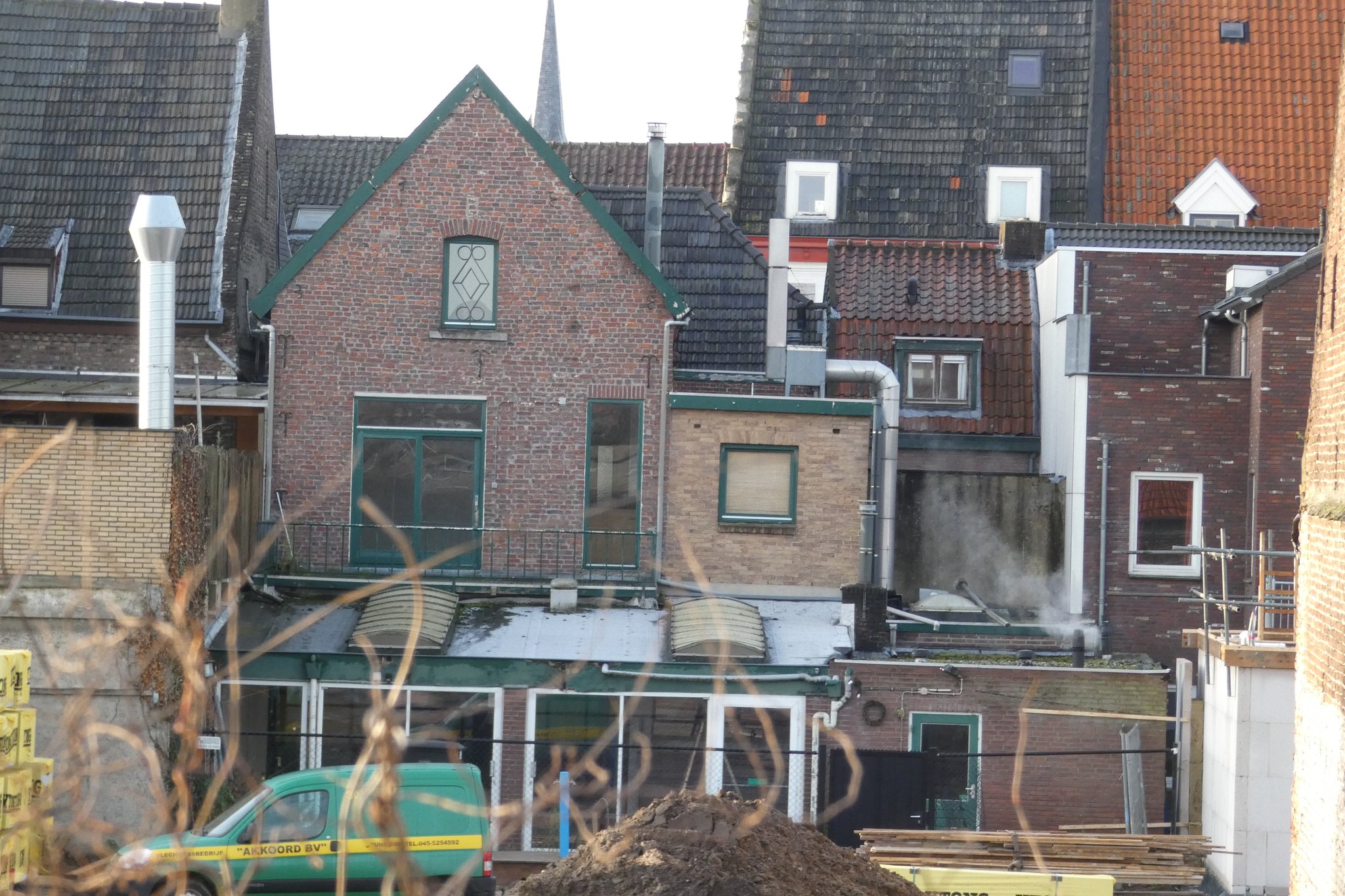 Verrommelde achterkantarchitectuur van de Putstraat, gezien vanaf de wal. 