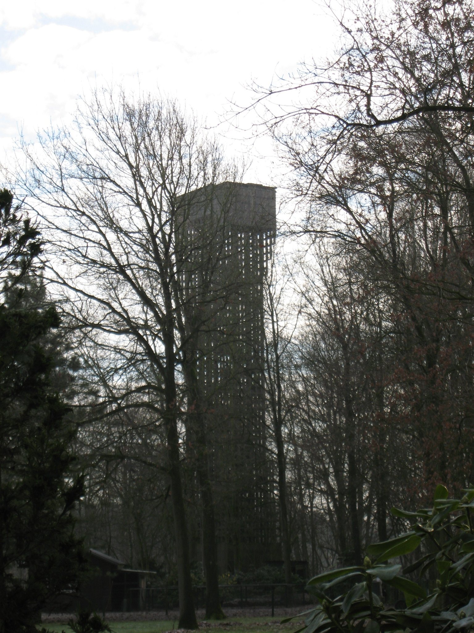 Luchtwachttoren 3T1 te Koewacht, geplaatst in 1952, opgetrokken in 'raatbouw'. 