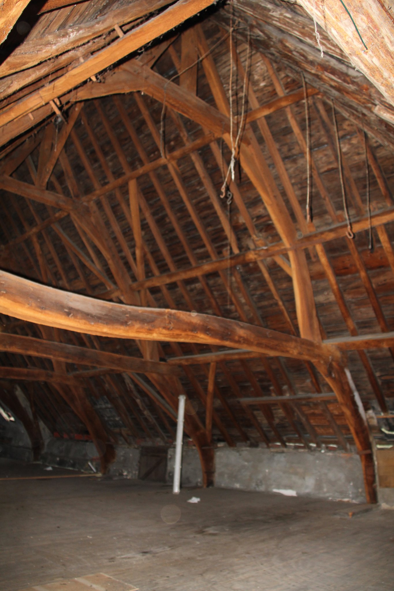 De laatmiddeleeuwse, eikenhouten kapconstructie van het hoofdvolume. 