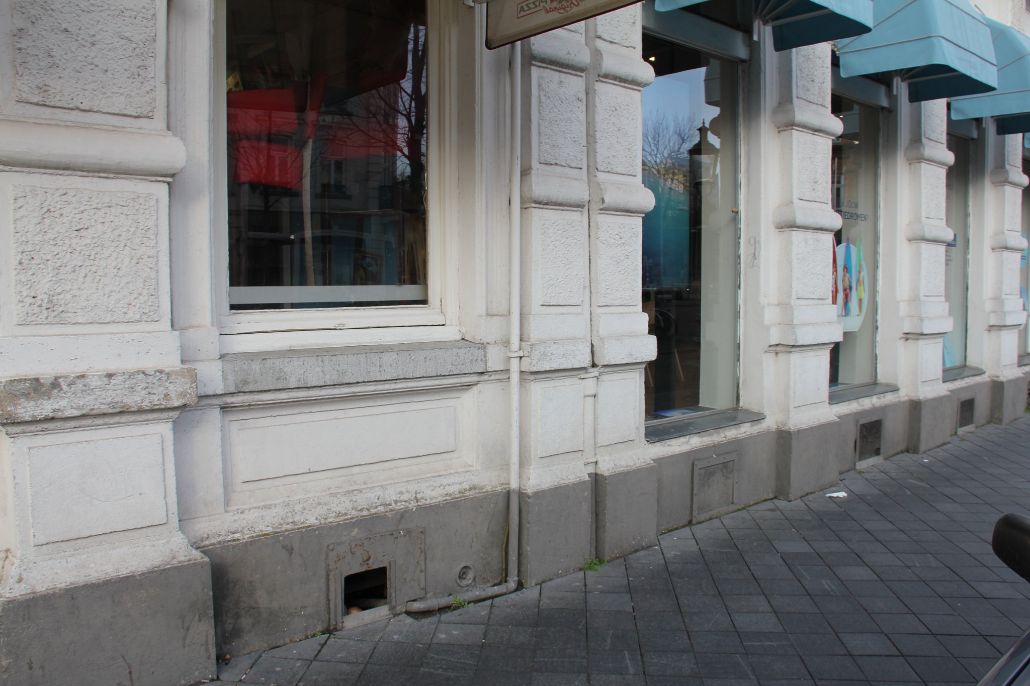 Detail begane grond. Bij nummer 52 zijn de vensters naar beneden toe doorgetrokken