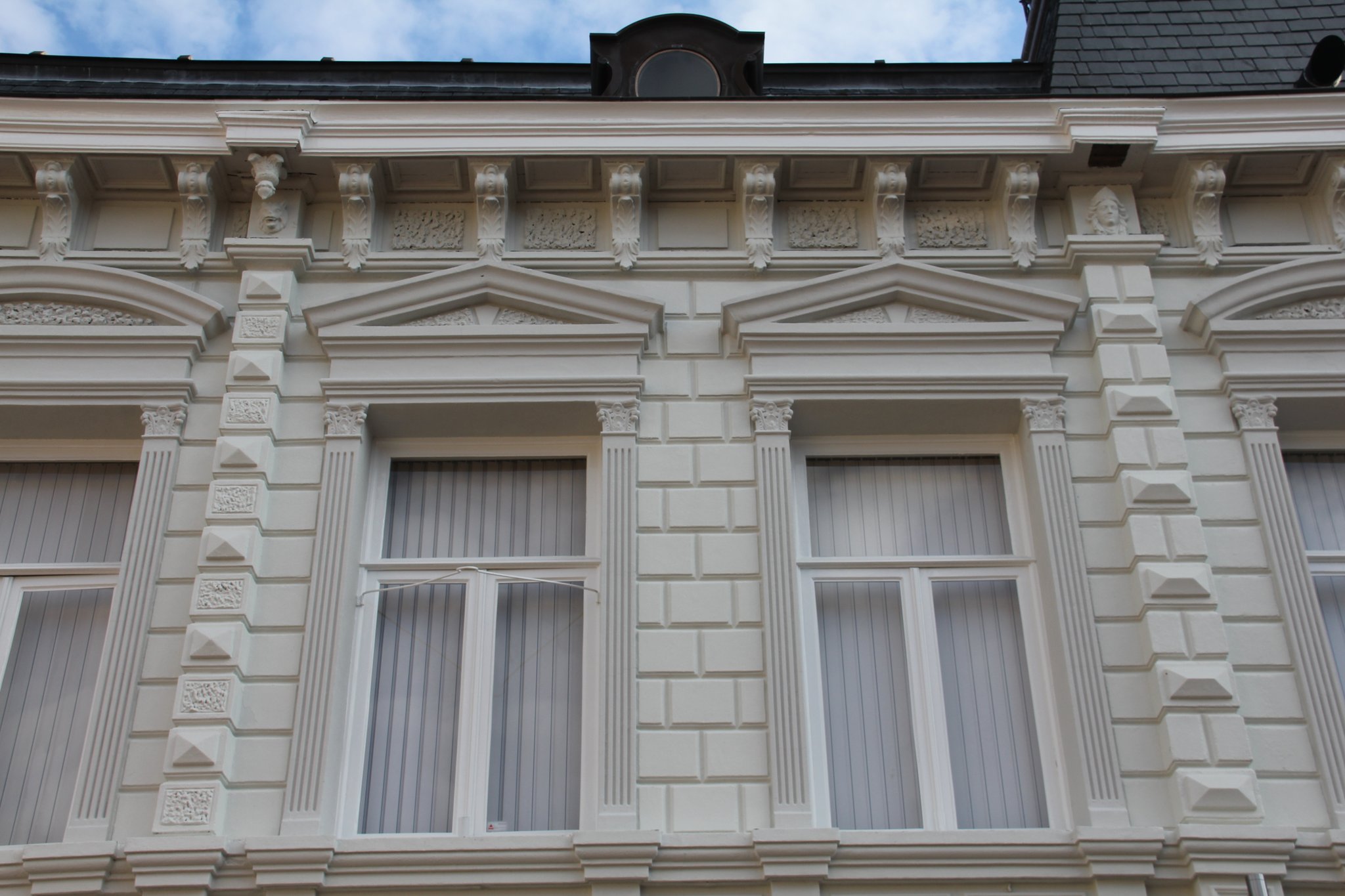 Rijk gedetailleerde empire-gevel