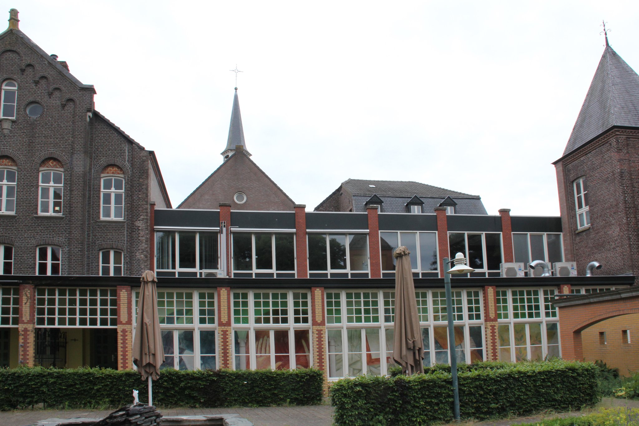 Het klooster vanaf de achterzijde bezien. De beglaasde veranda is gereconstrueerd na de herbestemming