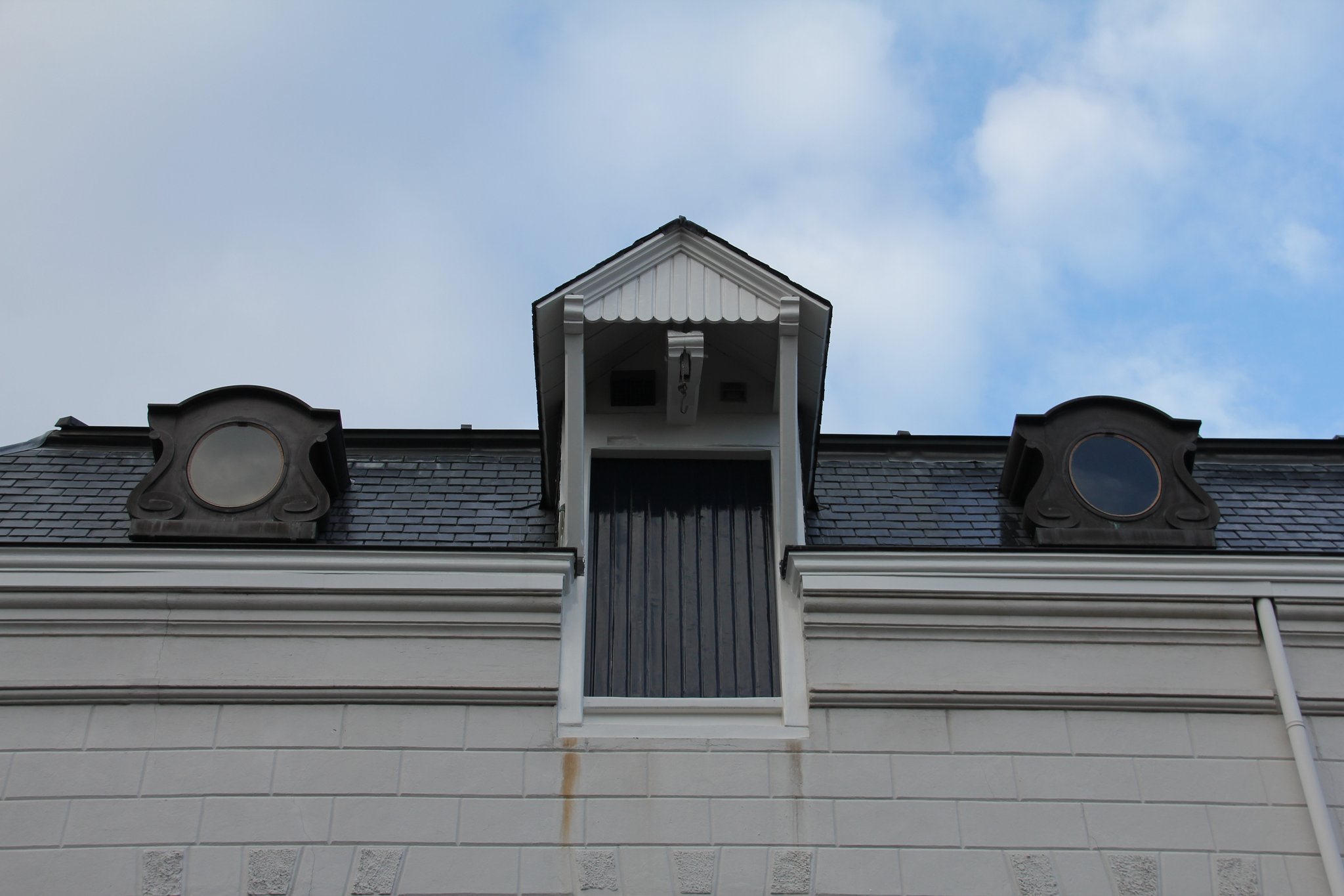 Vlaamse gevel met hijsluik en authentieke zinken oeil-de-boeufs (dakkapellen)