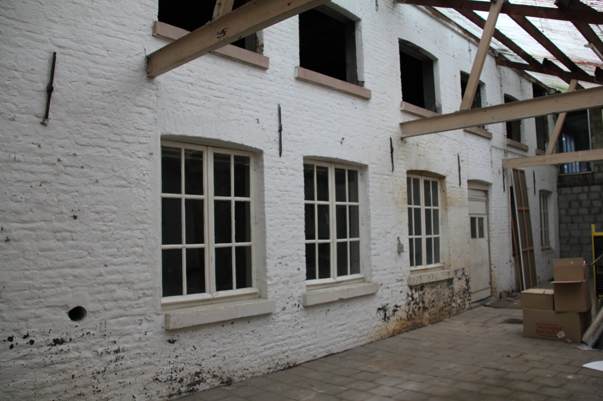 De zijgevel van het op het achterterrein gelegen pakhuis uit de 18e eeuw. 