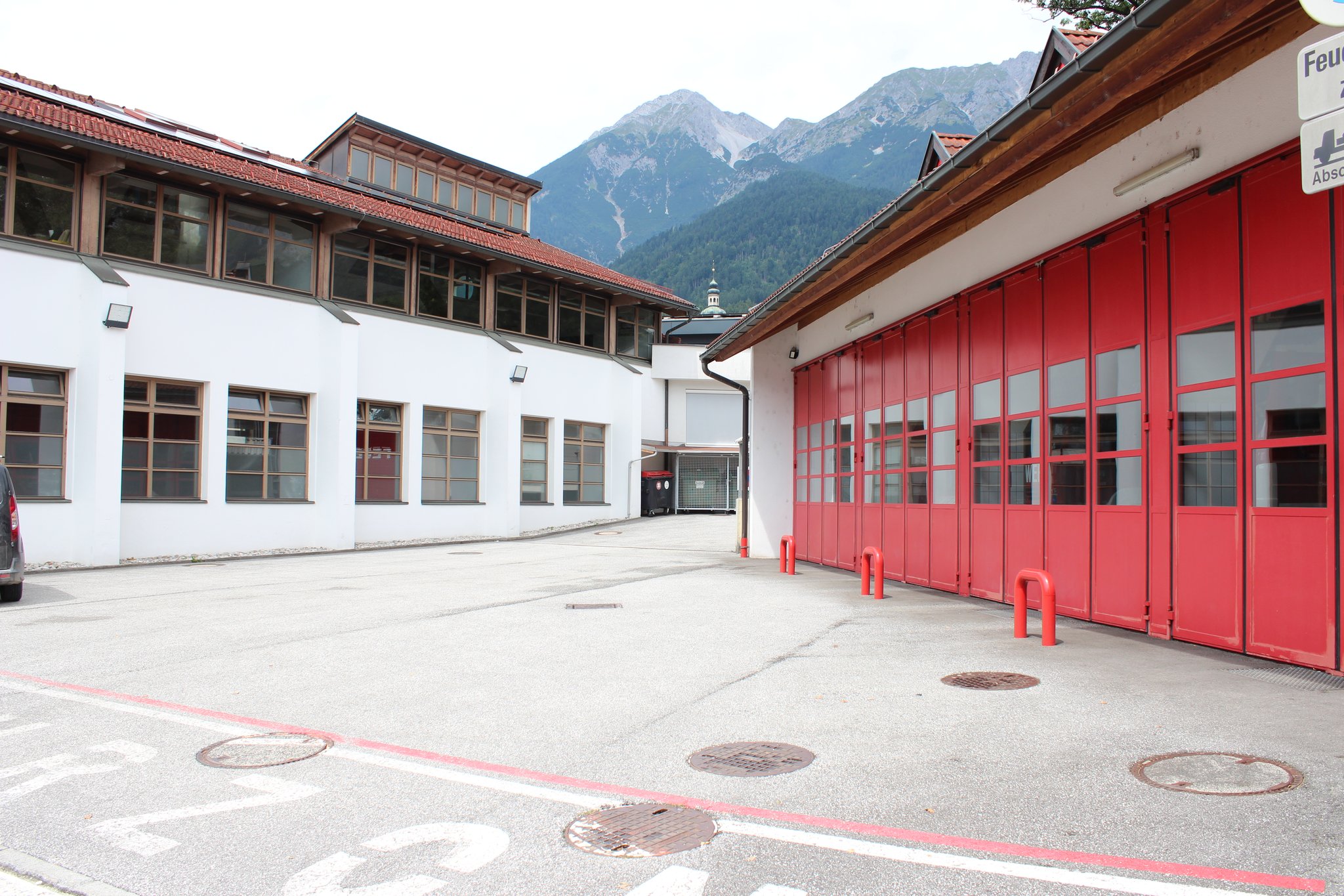 Fahrzeughalle mit Tore