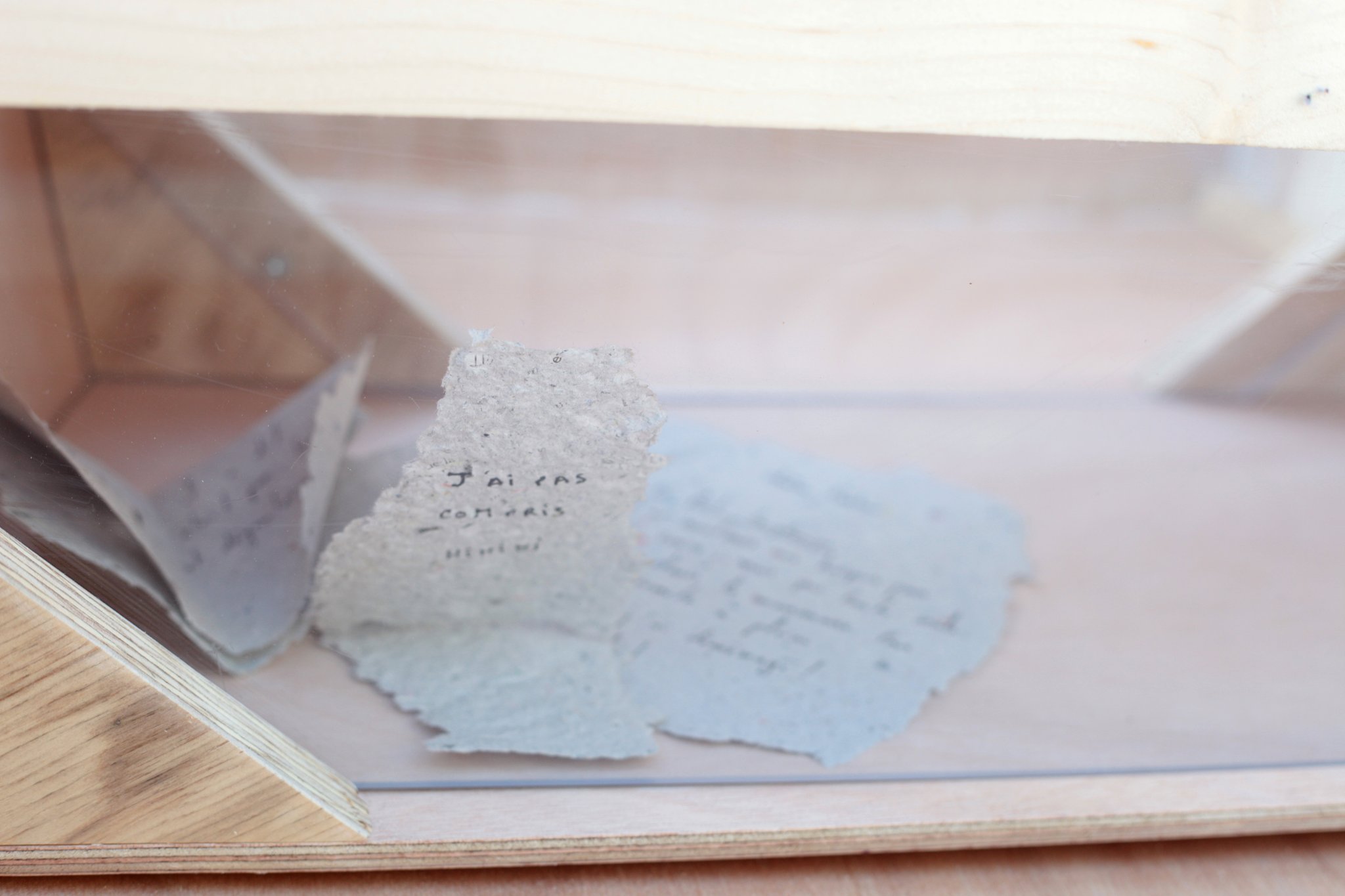 Les premières lettres sur du papier réalisé par les enfants de l'ALSH de Samatan