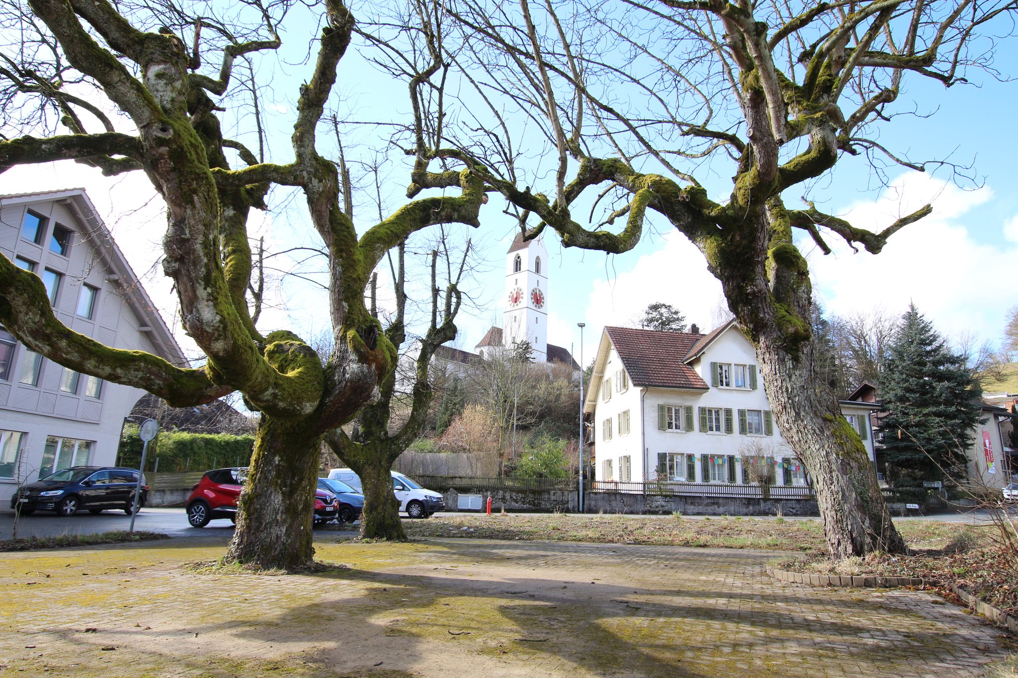 Auf dem Gilgenareal mit direkter Sicht auf die Suhrer Kirche