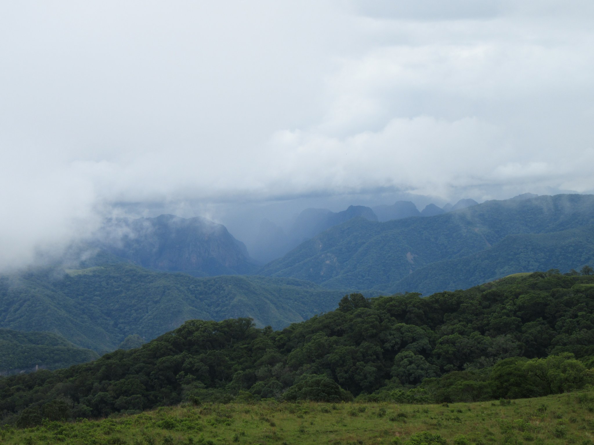 Die Panoramaaussicht über das Gebirge ins Tiefland vom Landteil Santa Cruz ist malerisch