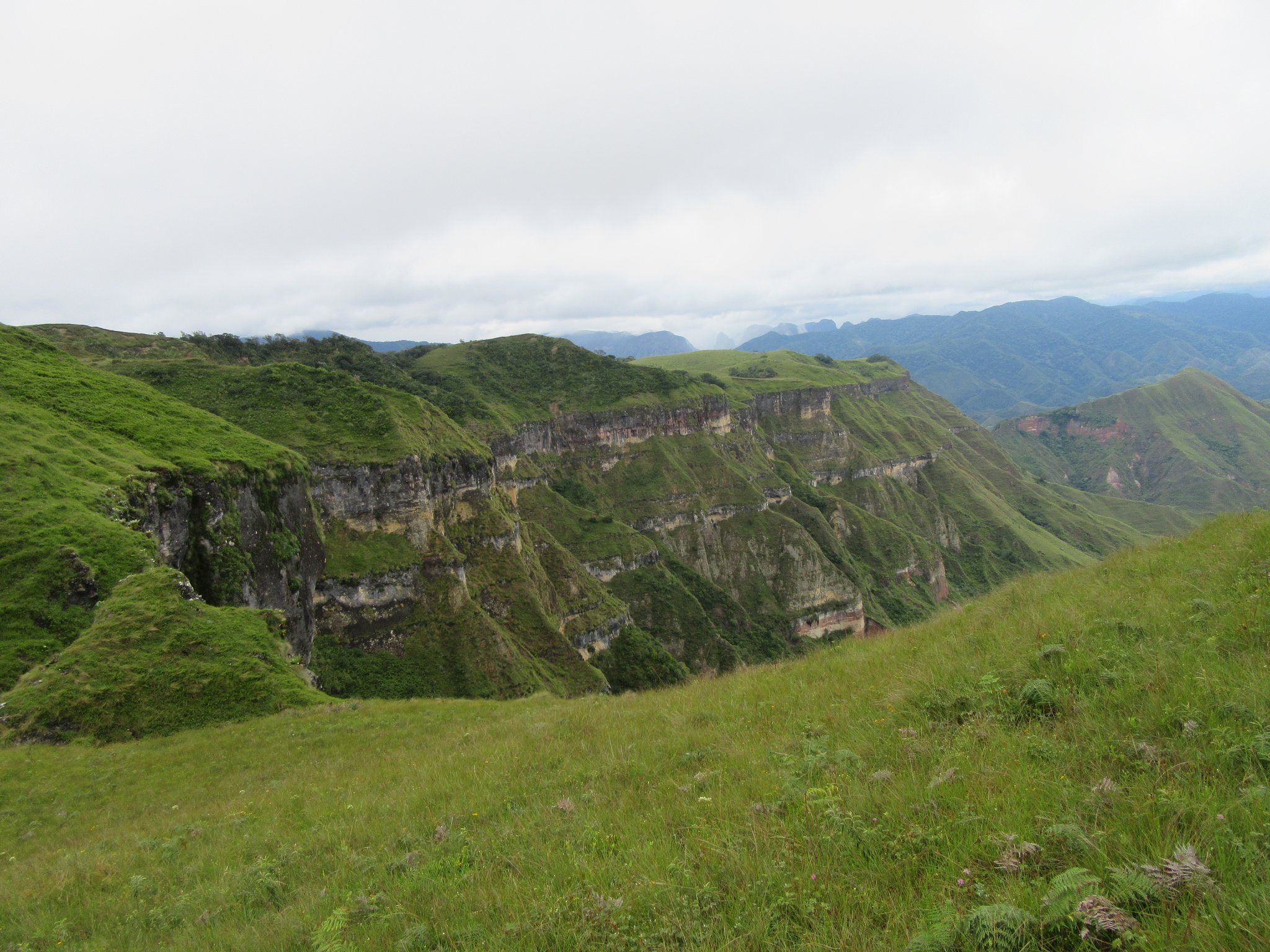 Unser Zufluchtsort ist eine wahre Festung, deren Hochplateau von Ab- und Steilhängen umgeben ist