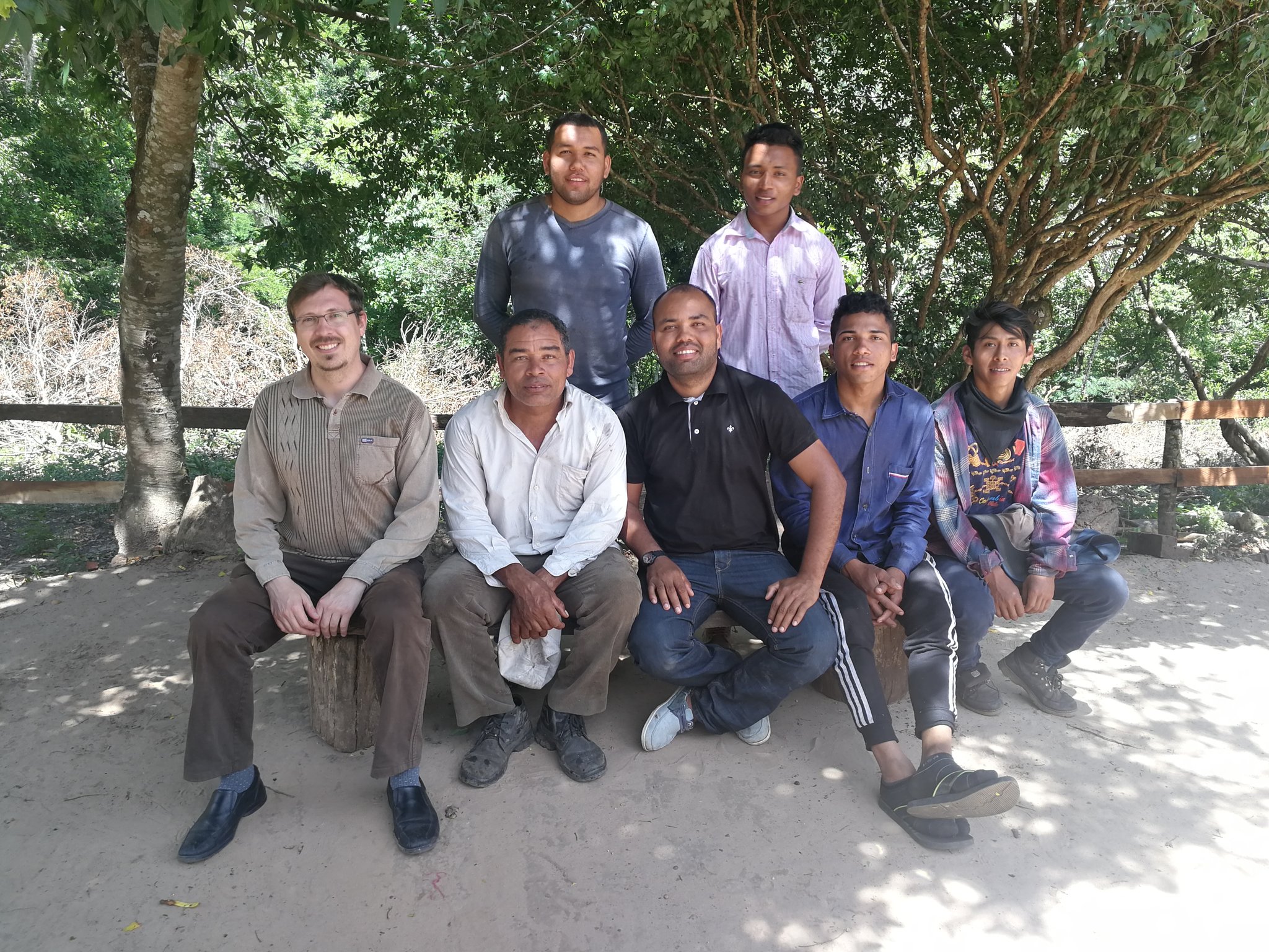 Zusammen mit einem Teil unserer Mitarbeiter vor Ort