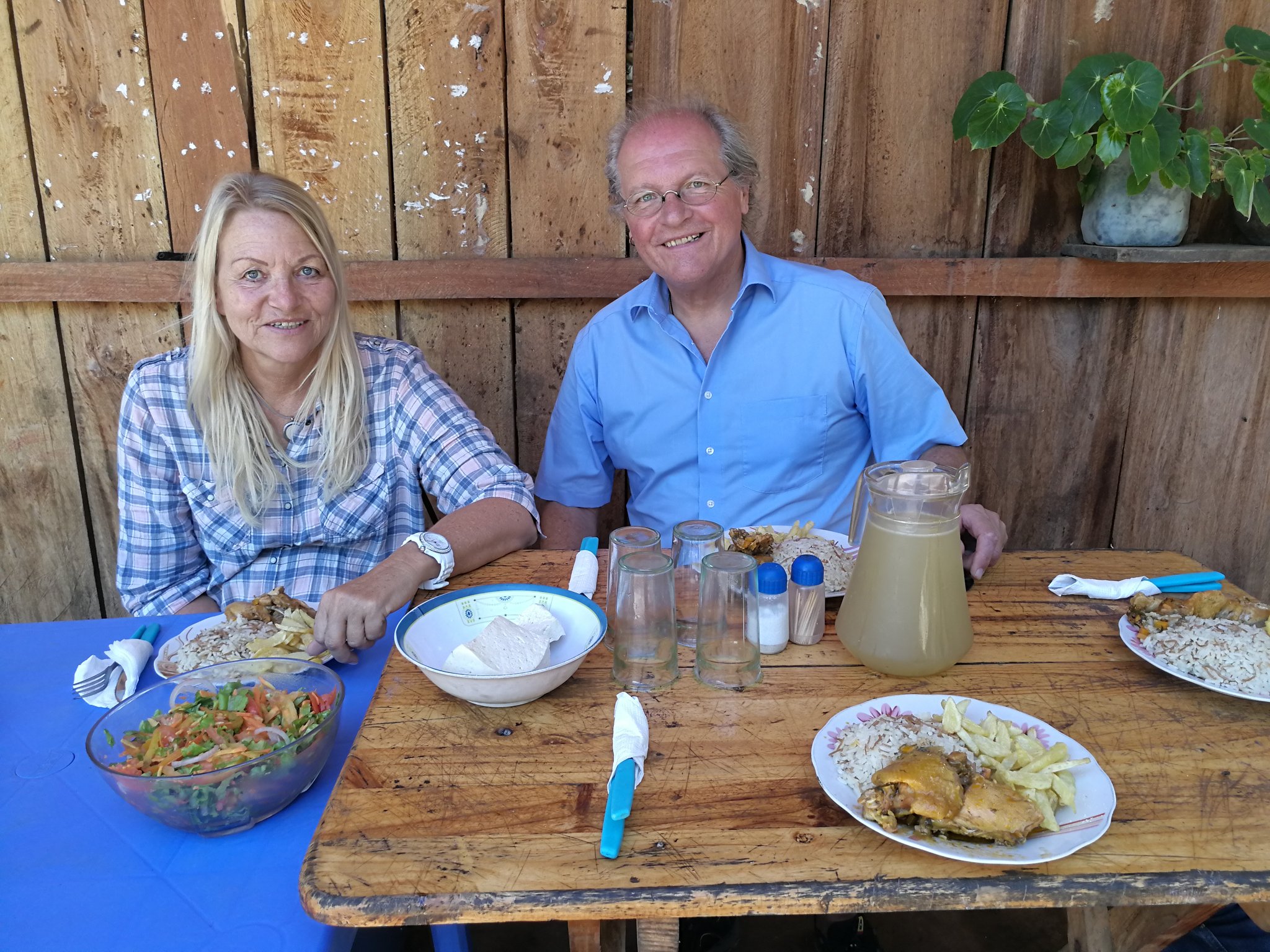 Unsere strategischen Projektpartner aus Deutschland erfreuen sich an einem Essen, komplett aus dem Zufluchtsort