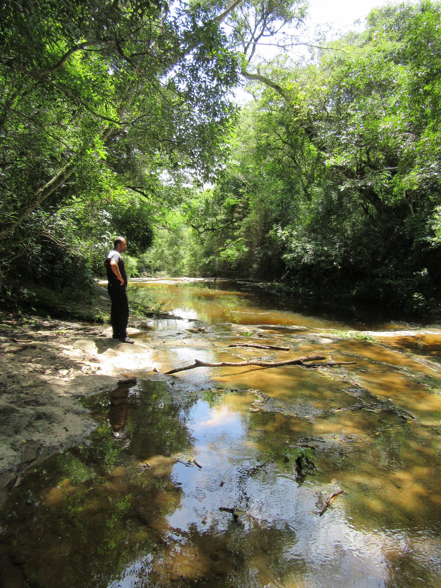 Ein Bach reinsten Quellwassers schlängelt sich in der Regenzeit durch unser Hochplateau