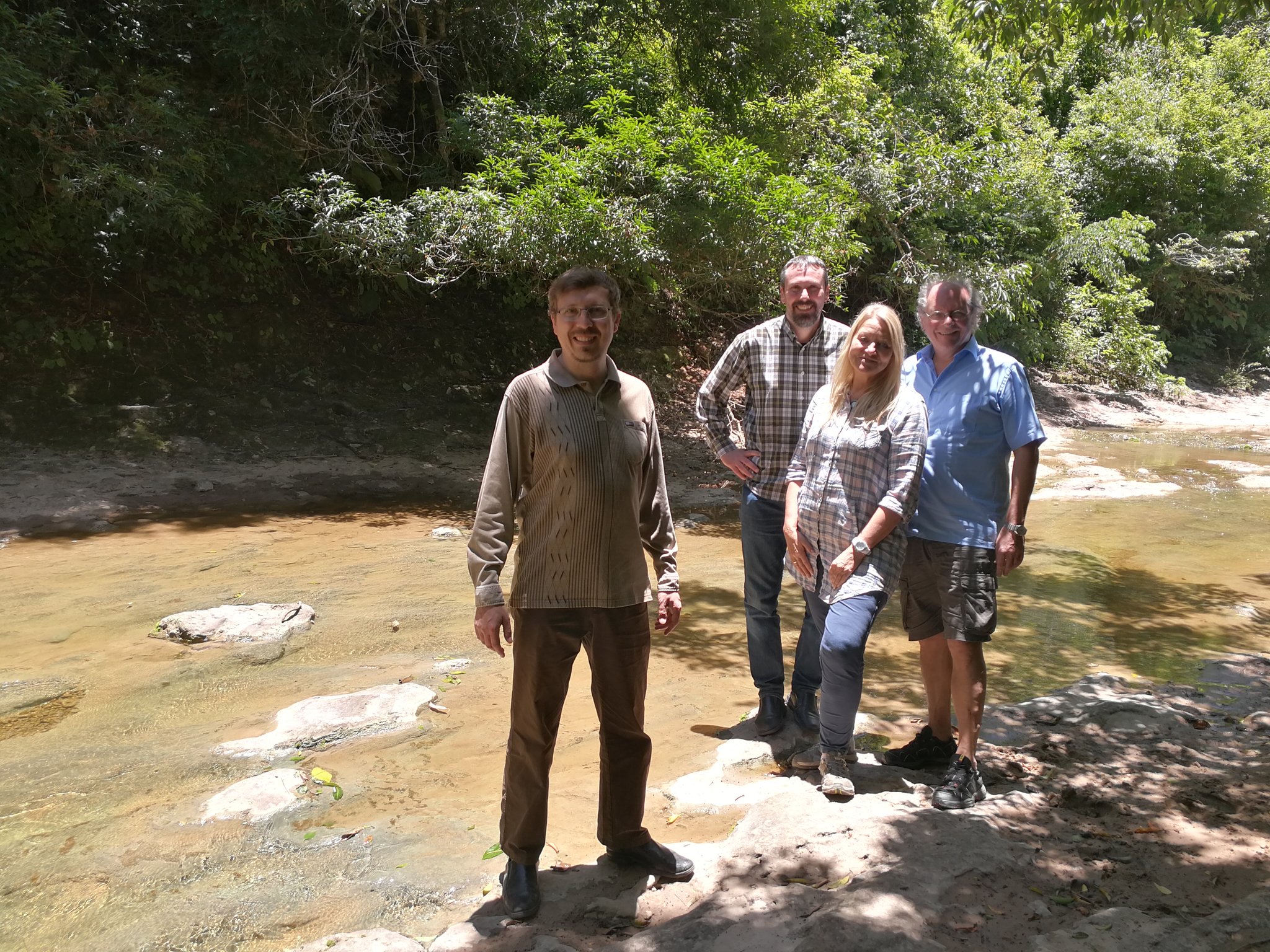 Zusammen mit unseren strategischen Projektpartnern aus Deutschland am Bach im Zufluchtsort