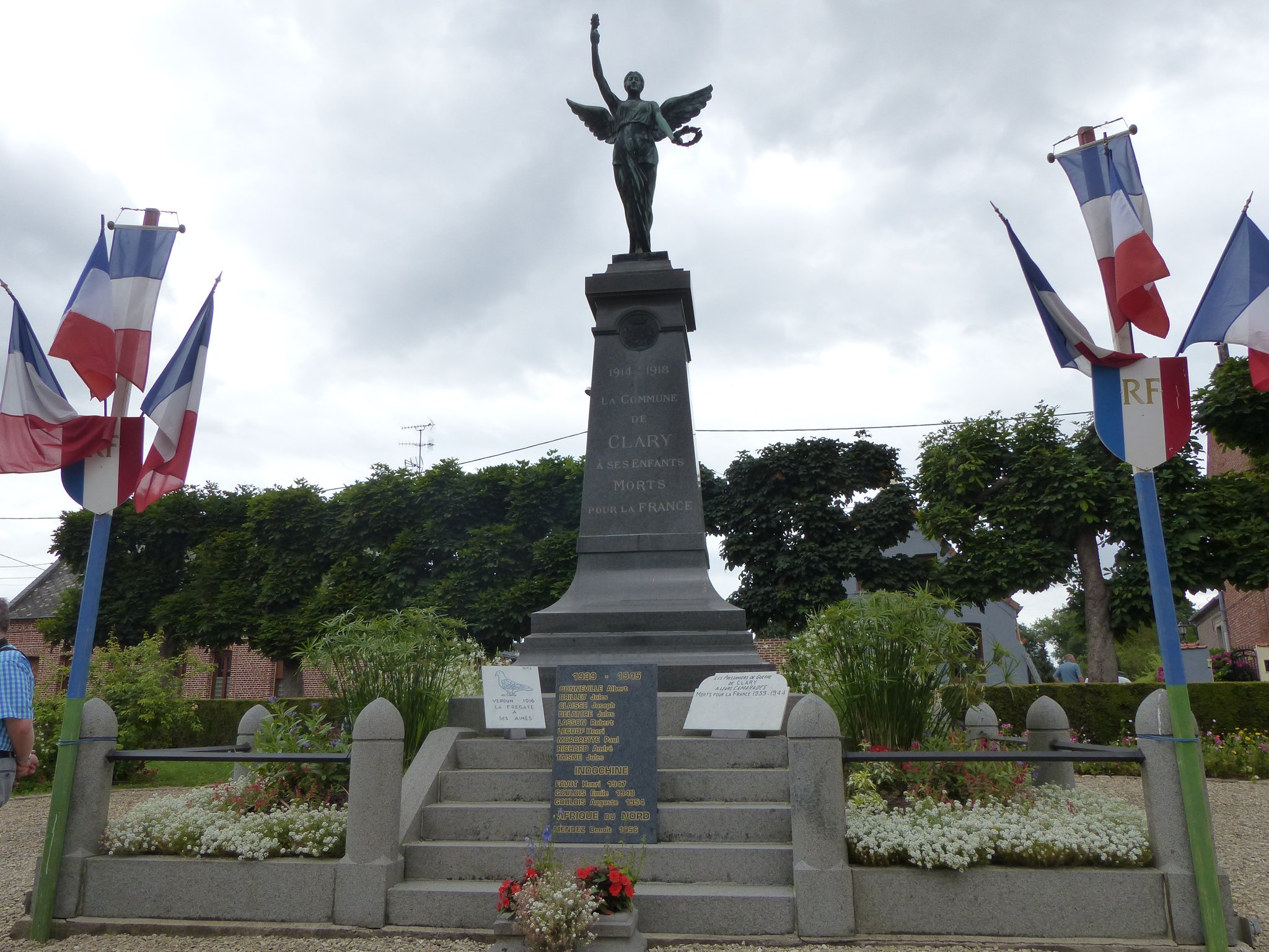 Le Monument est composé d'un pied de ciment, d'une colonne en marbre et d'une statue de bronze...