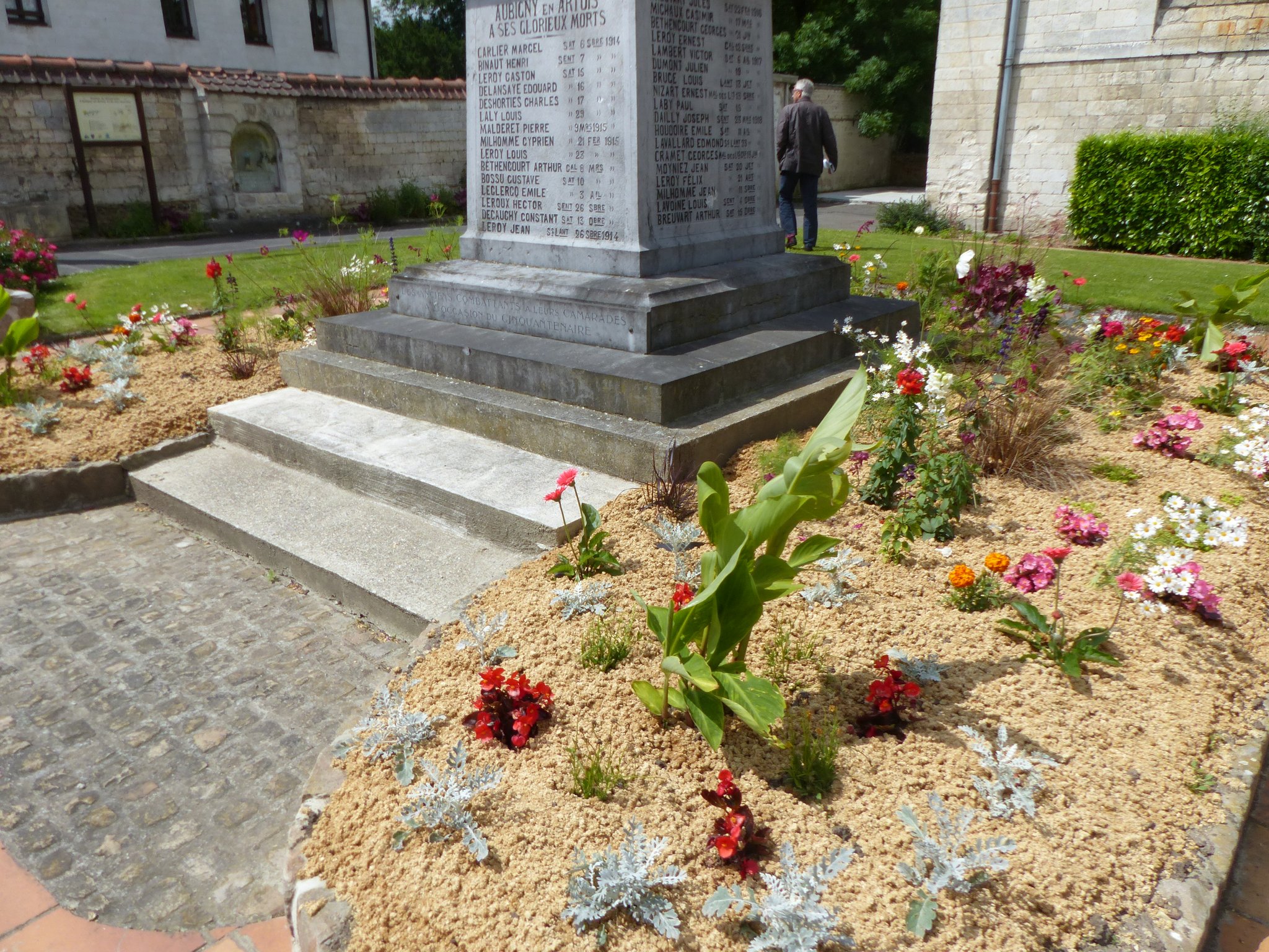 Aubigny-en-Artois, pied du Monument aux morts