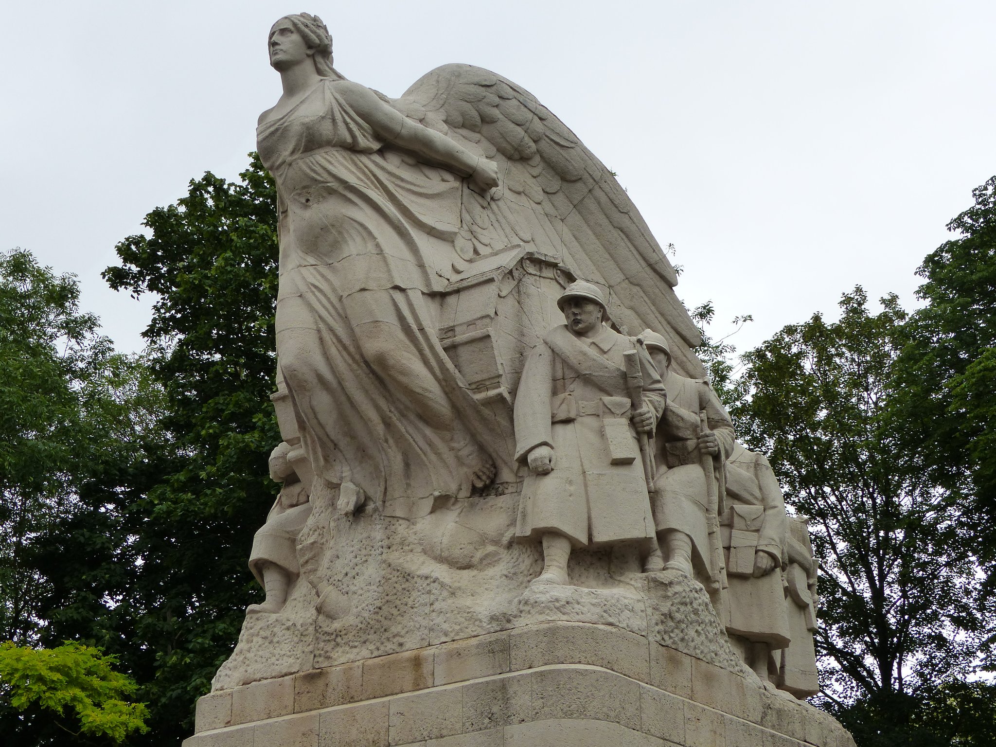 La Victoire portant les Poilus au Front