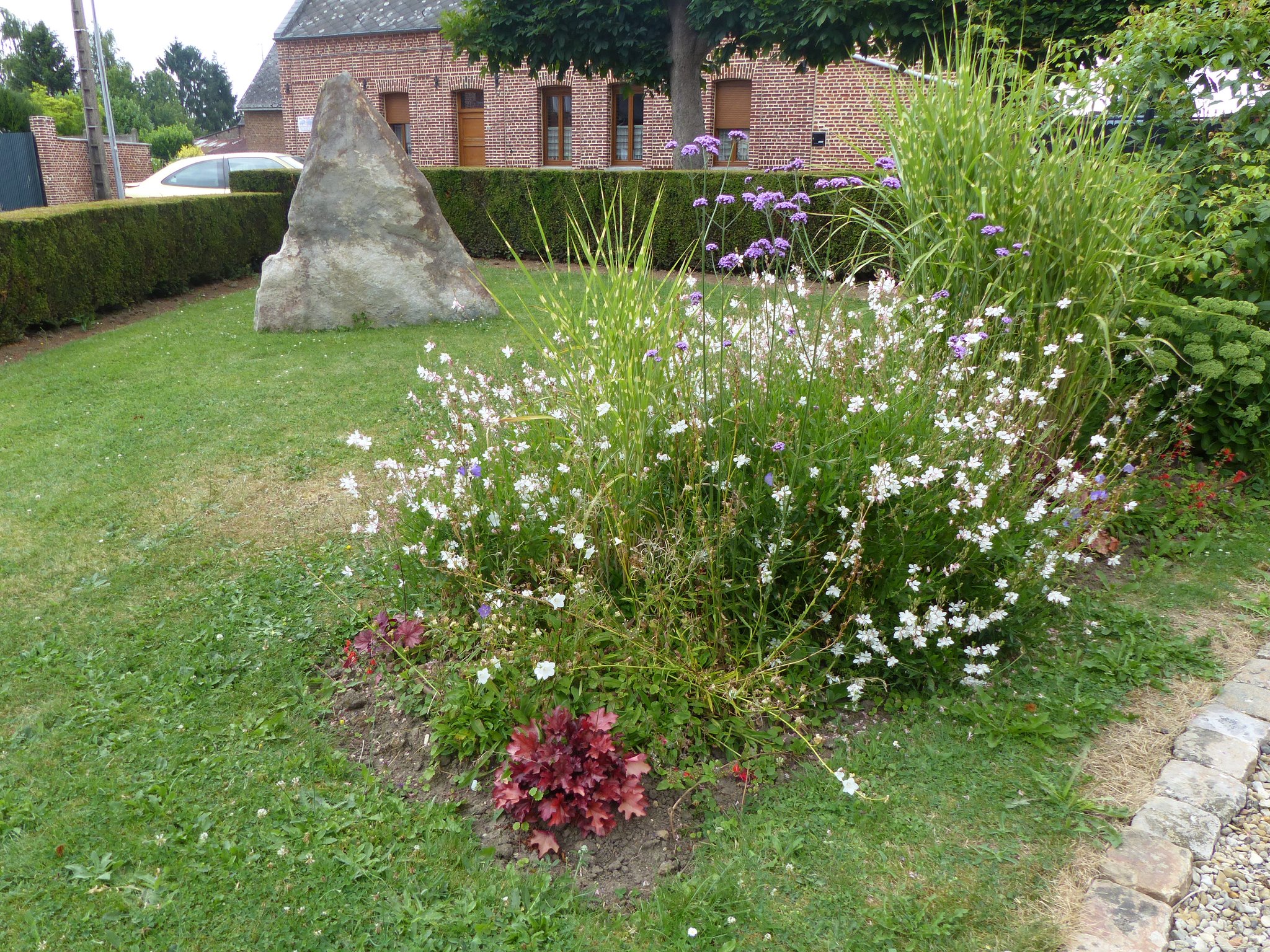 Dans ce lieu de mémoire, on retrouve également le "Menhir de Clary"...